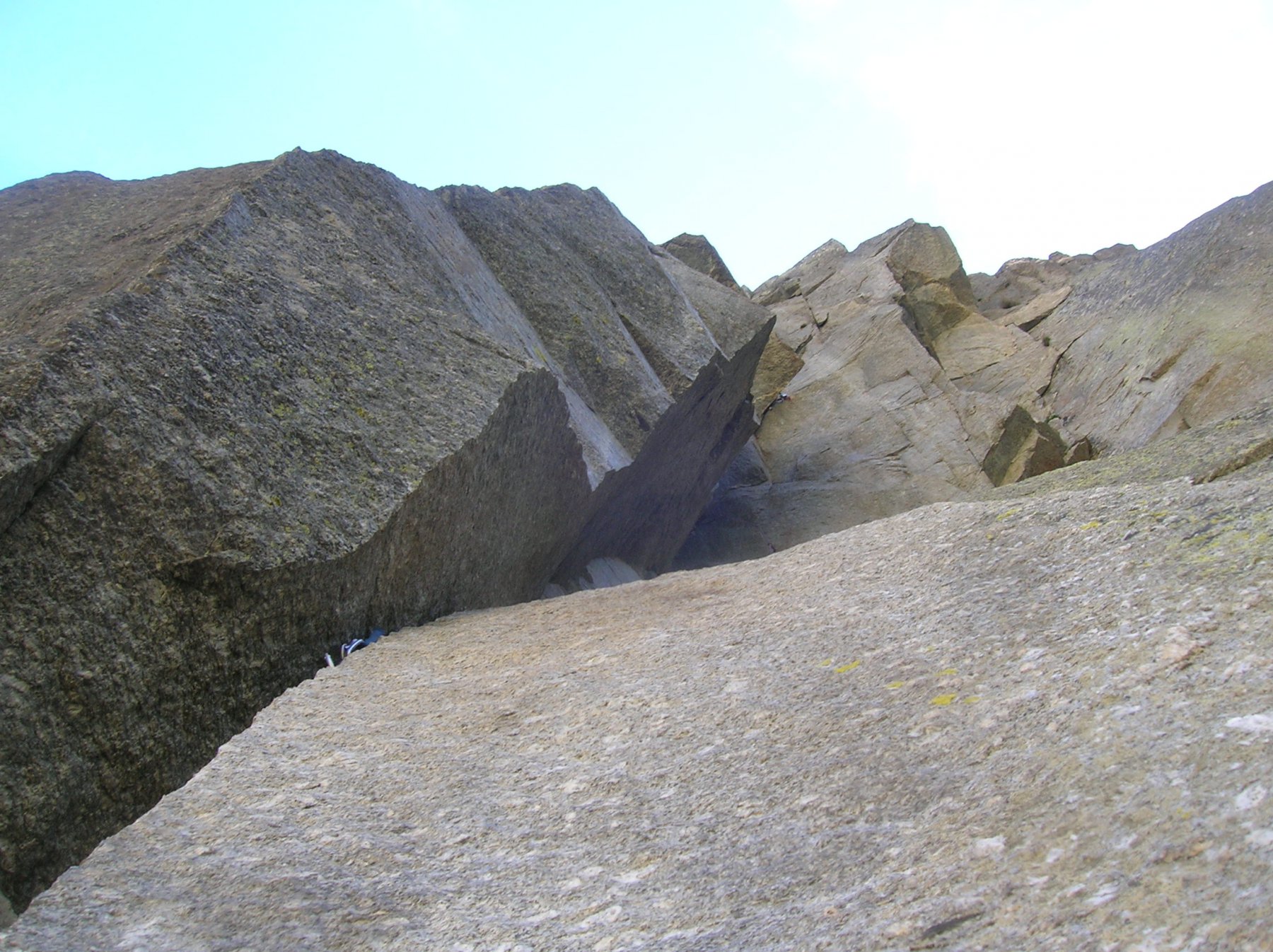 L'articolata e fessurata roccia del settore sx