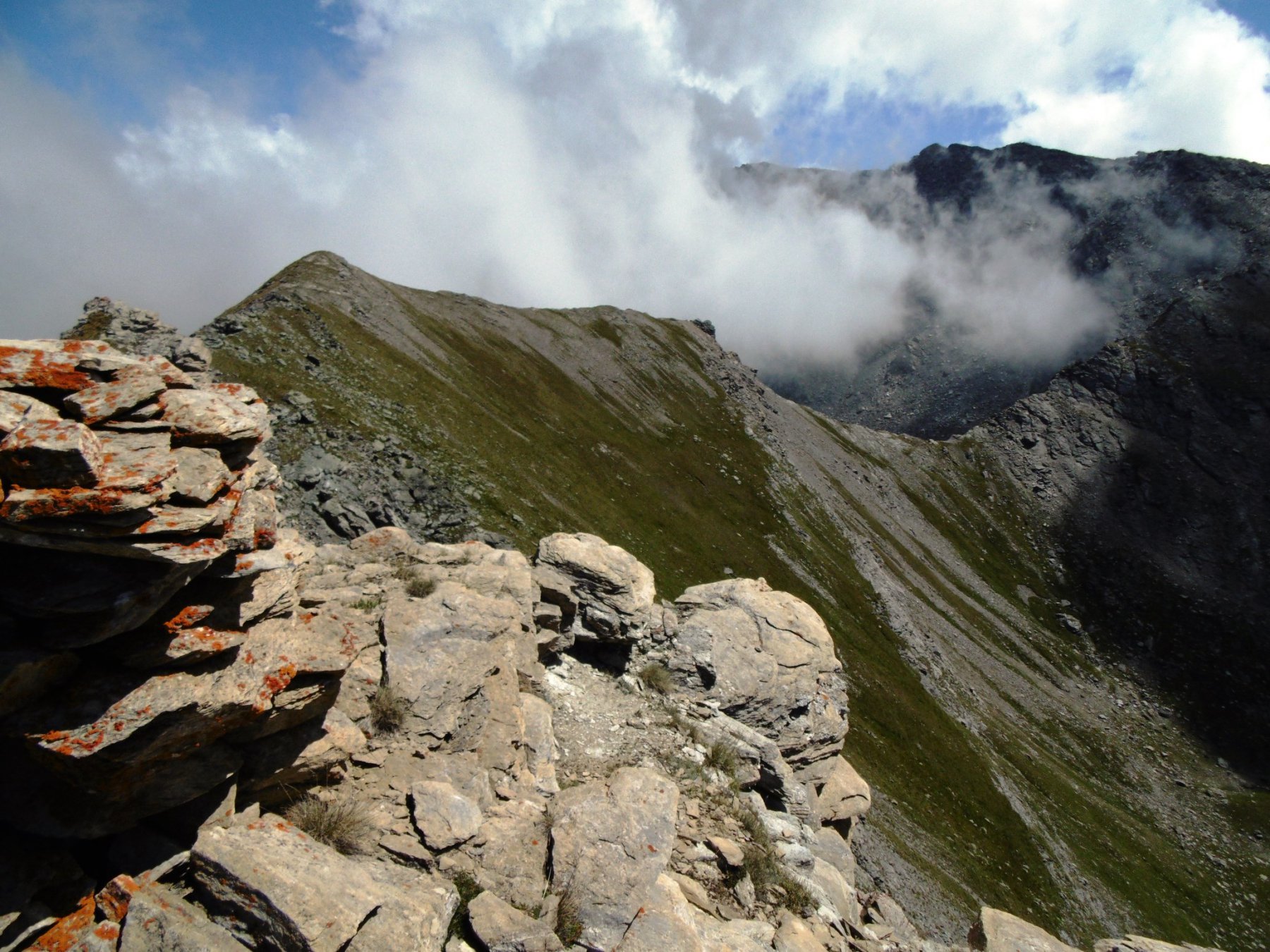 Dall'ometto vista su anticima e colletta dei laghi 
