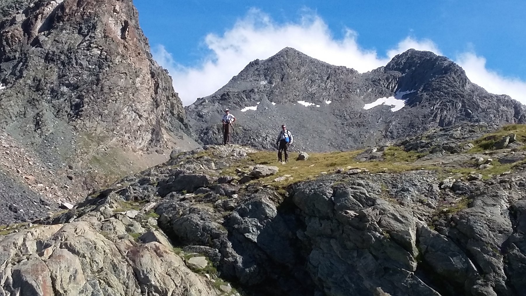 sparite le nebbie si vedono le due punte del Rancio con ometto raggiunto