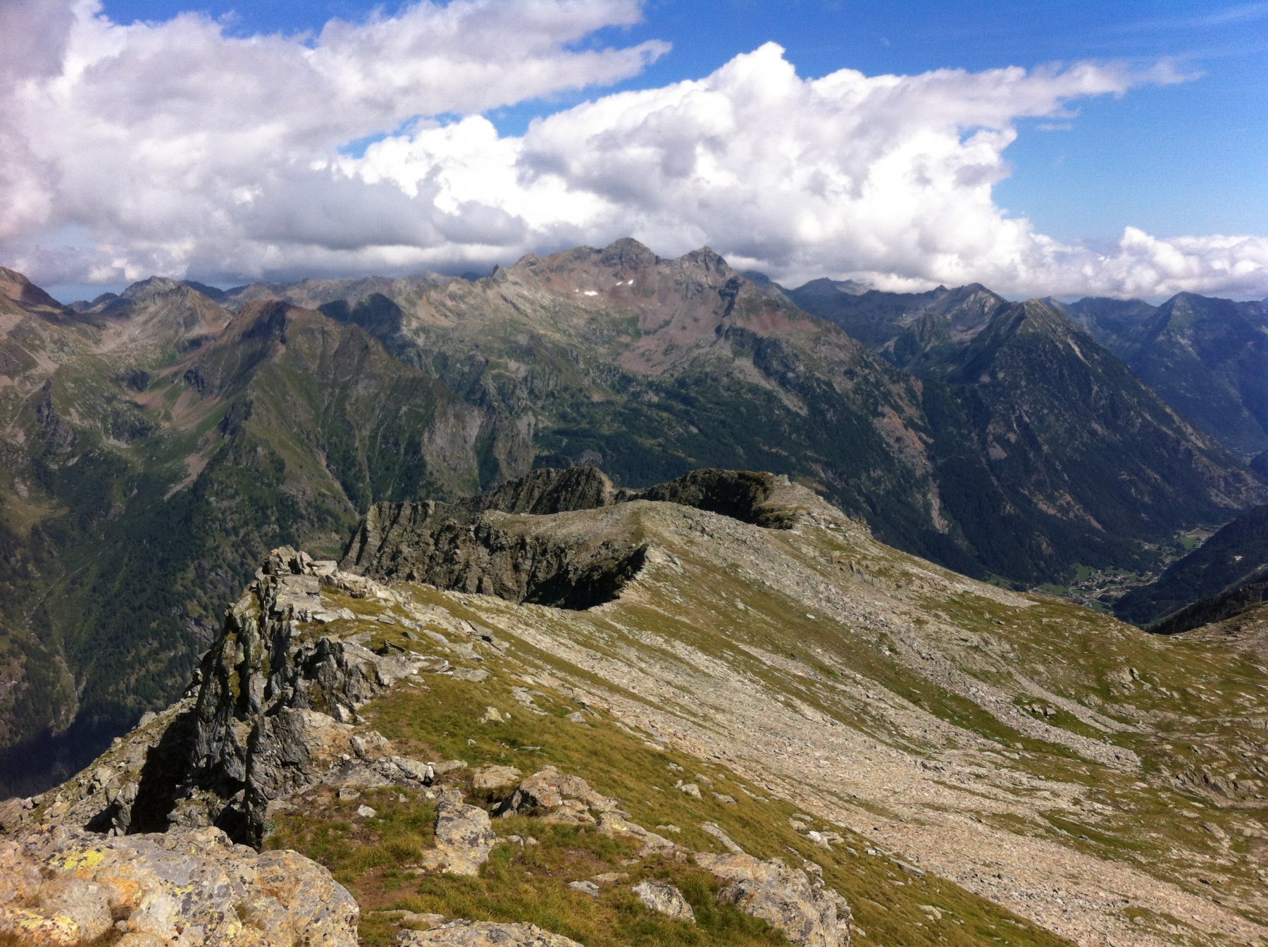 la vetta è l'ultima punta in fondo alla cresta