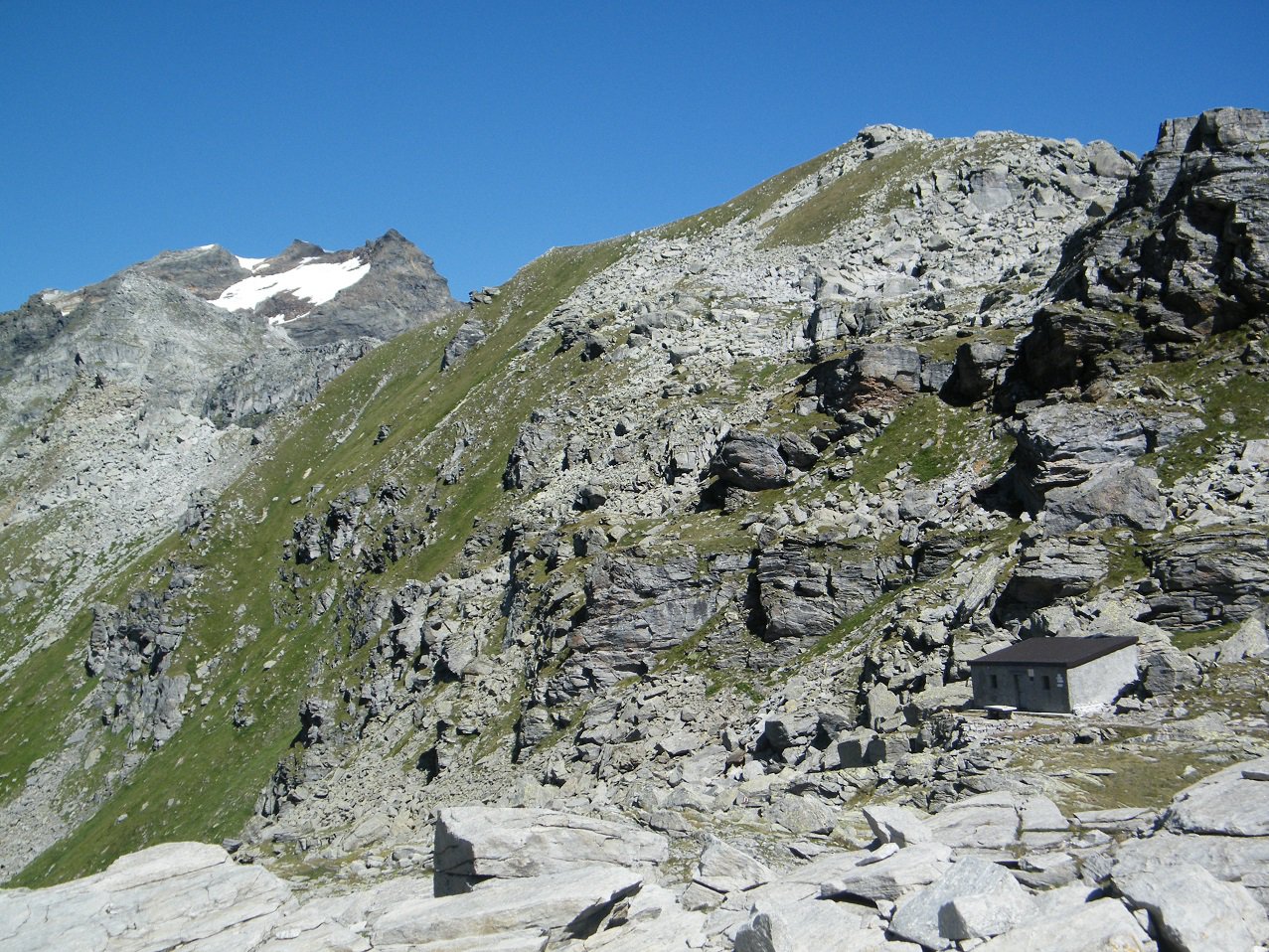 La P.ta della Scatta ed il Bivacco Conti visti dal lato Sud del valico.