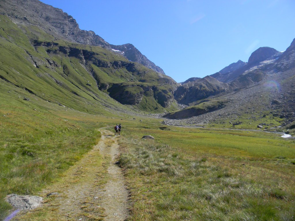 appena dopo il Lac de la Sassiere il valloncello da risalire per il ghiacciaio Goletta
