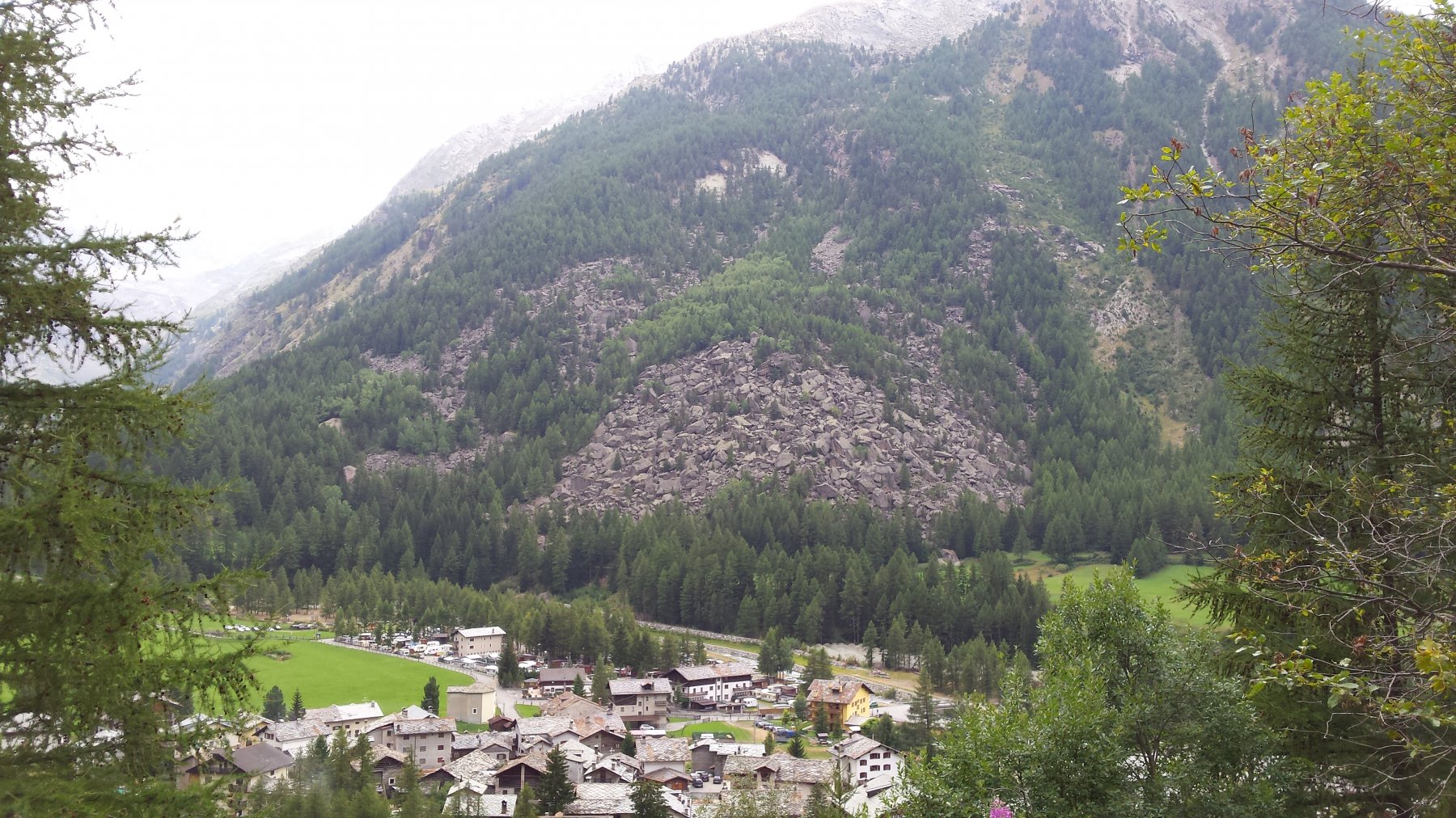 La paleofrana e Lillaz visti salendo all'Urtier