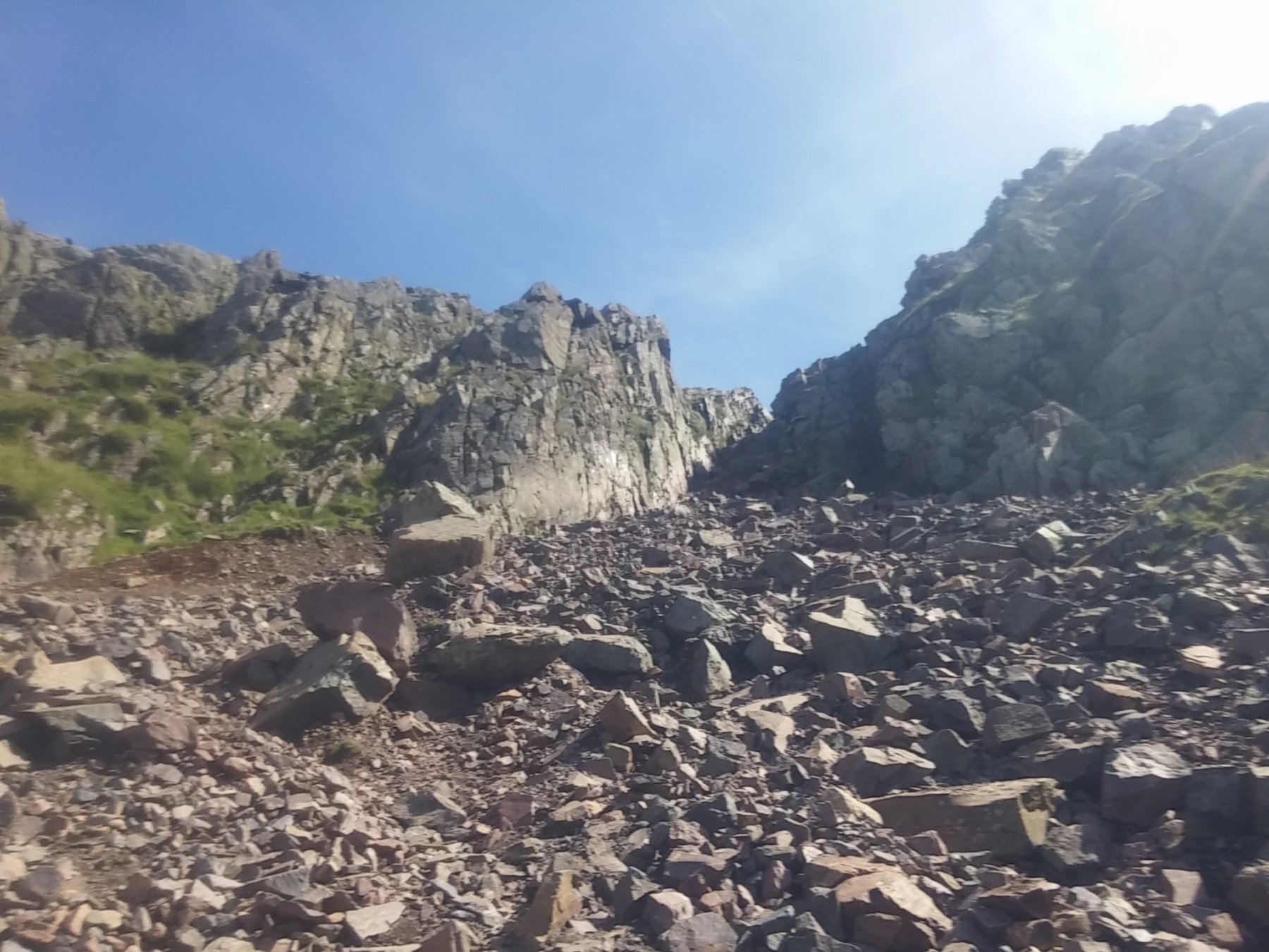 La pietraia da risalire verso il colle