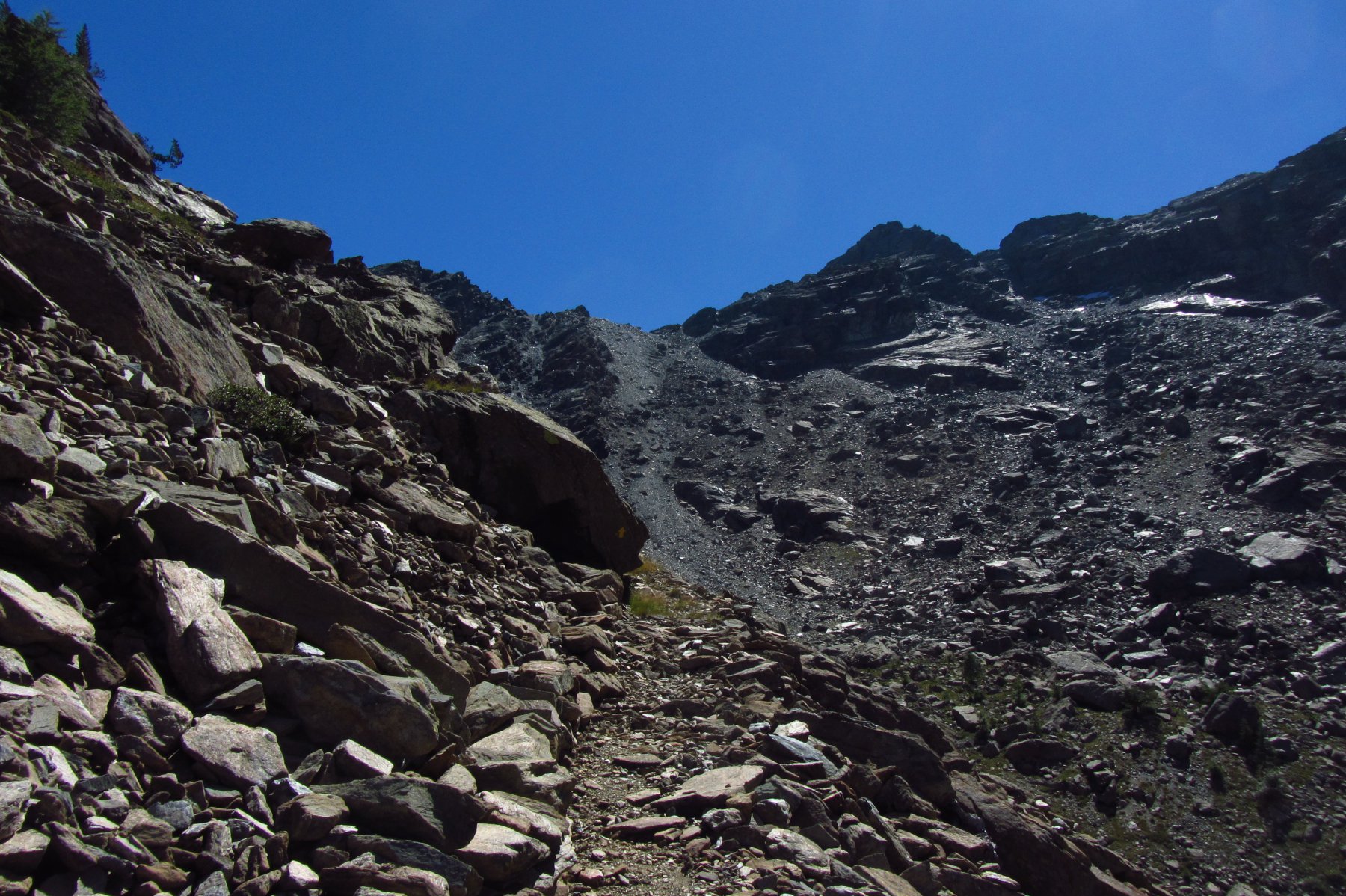 La cima sulla destra e al centro il pendio di sfasciumi seguito in discesa