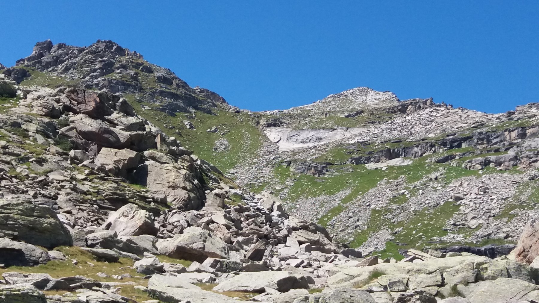 La cima e la zona di rocce lisce alla sua base