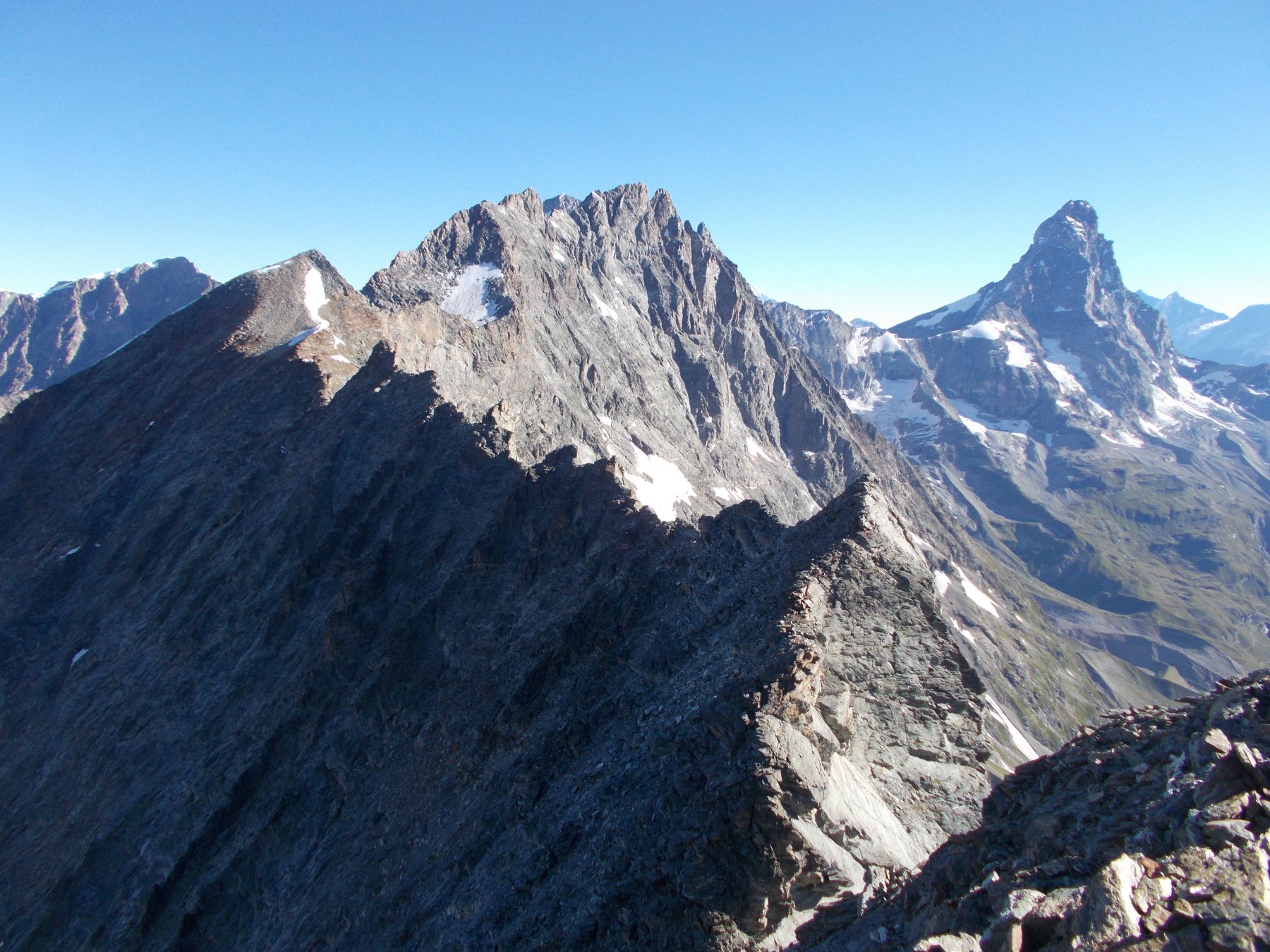 l'ancora lunga dentellata cresta (quella in ombra da un lato) ci aspetta..