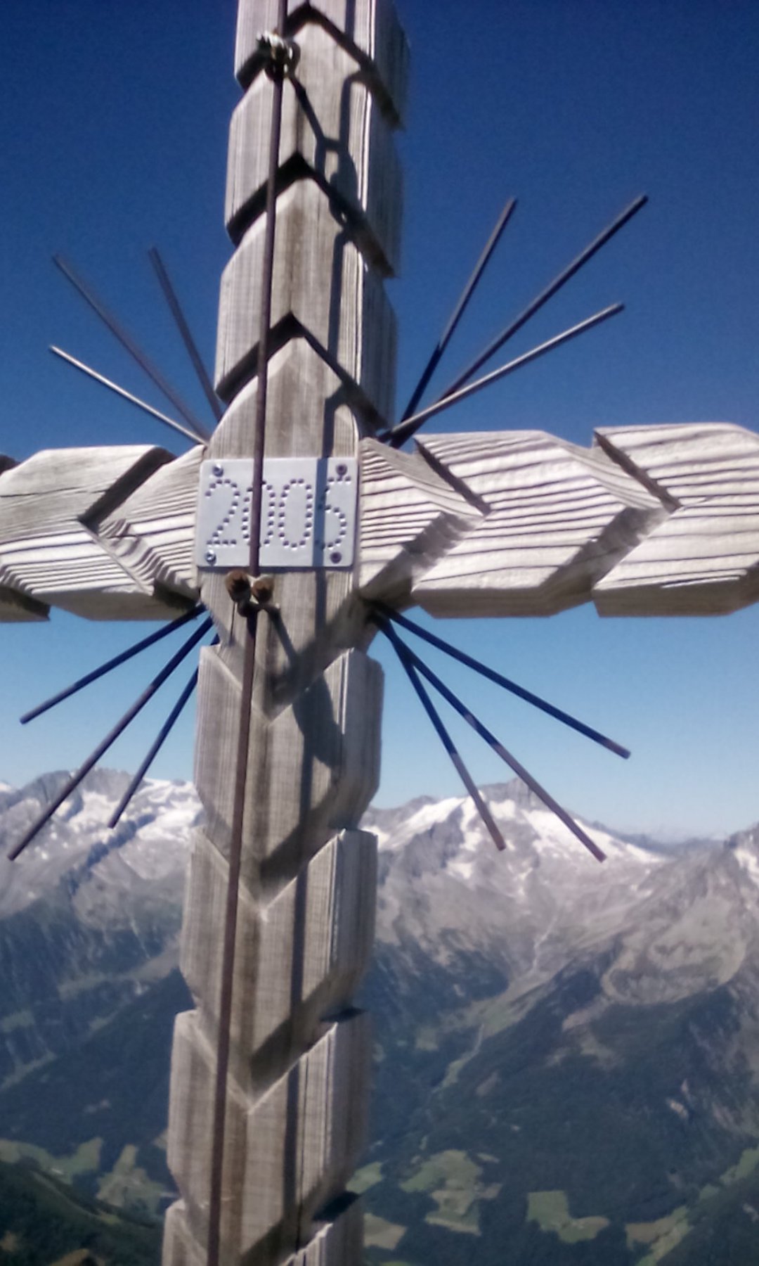 la croce di vetta con panorama