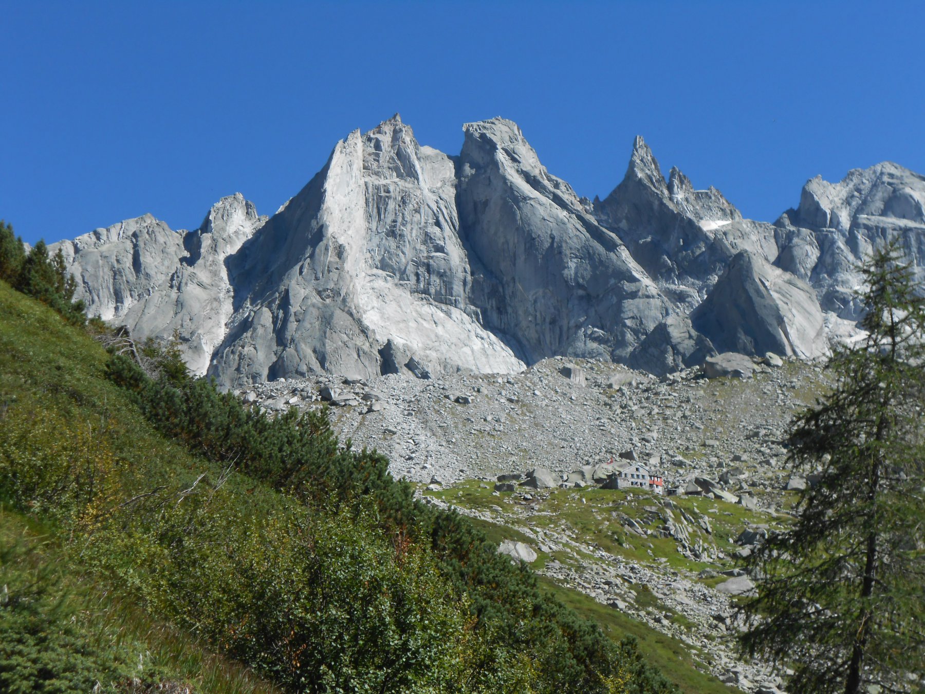 Lo spigolo N/O visto dal rifugio, a sinistra si nota, tra sole e ombra, la frana sotto la scioretta proprio sull'itinerario della discesa a piedi