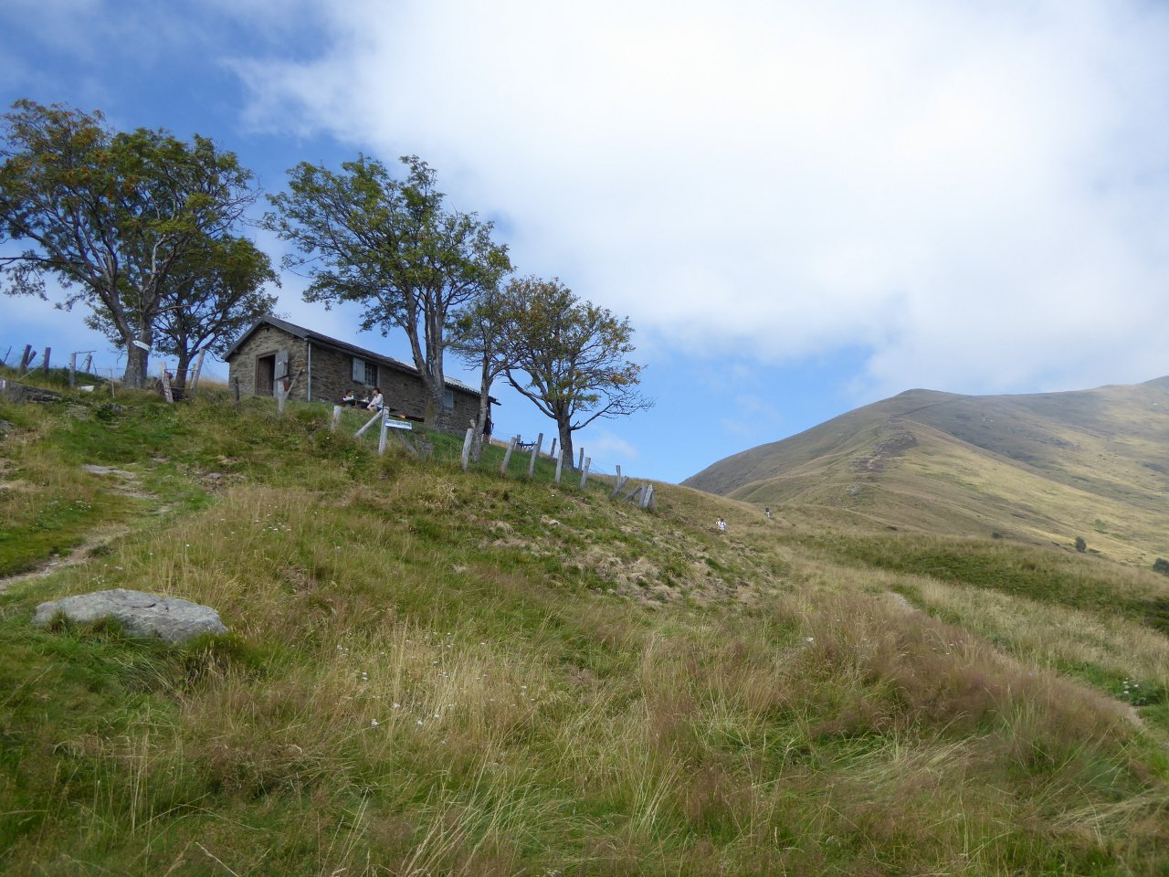 punto intermedio -con baita- a metà percorso, in prossimità del monte Pola (a dx)
