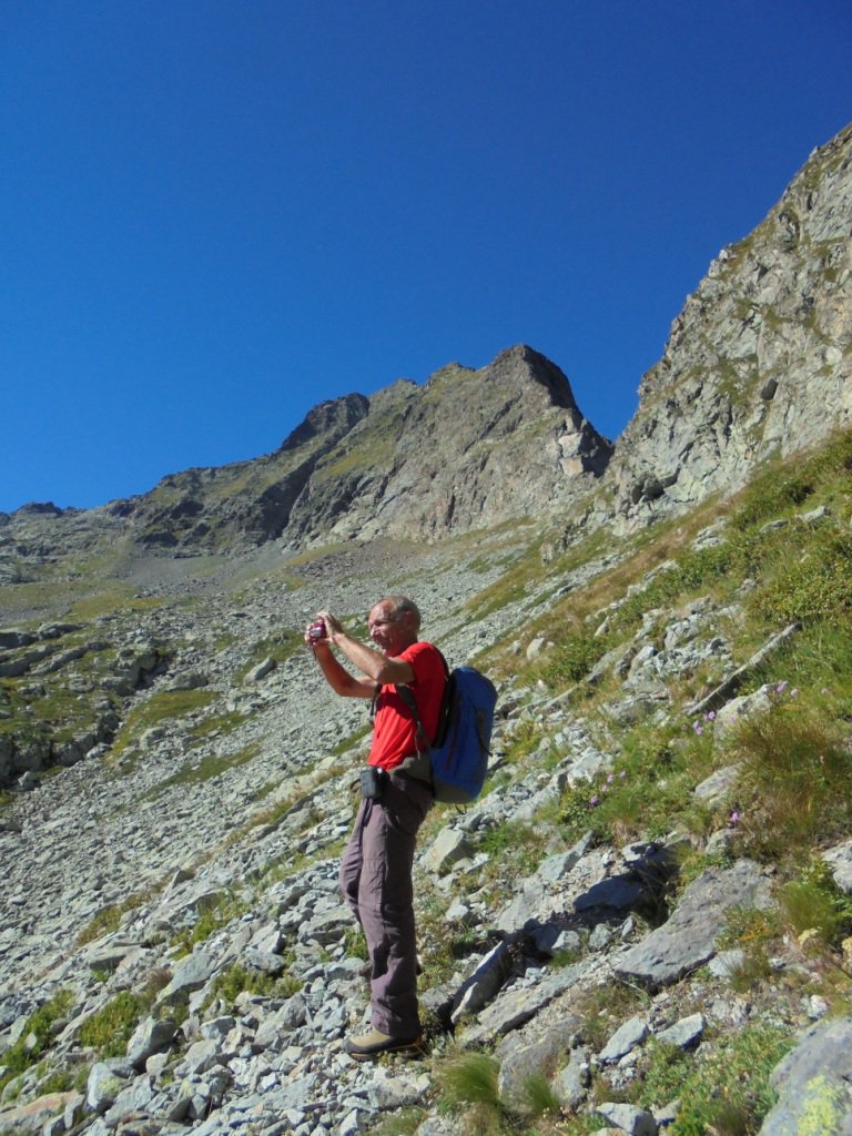 In alto a ds. la breccia del colle della Losa della Sarda
