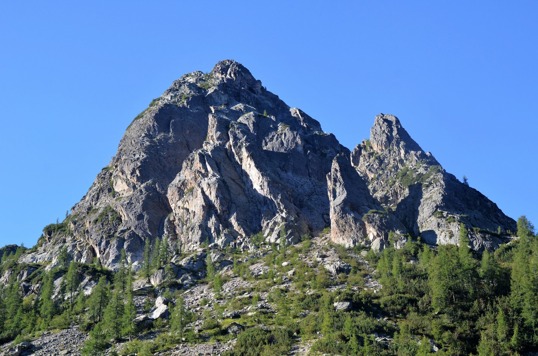 Punta Osvaldo Esposito dalla strada del Calvi (con la via del diedro NE)