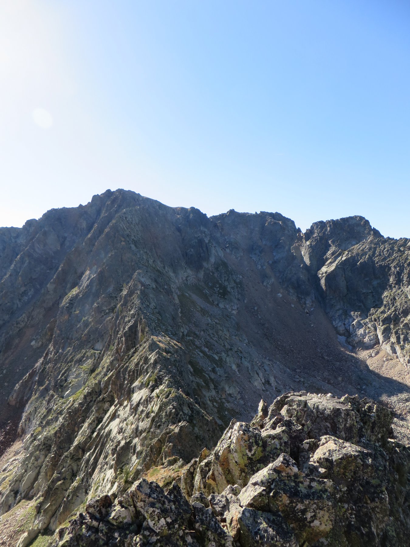 Dalla sella la cresta ancora tutta da percorrere