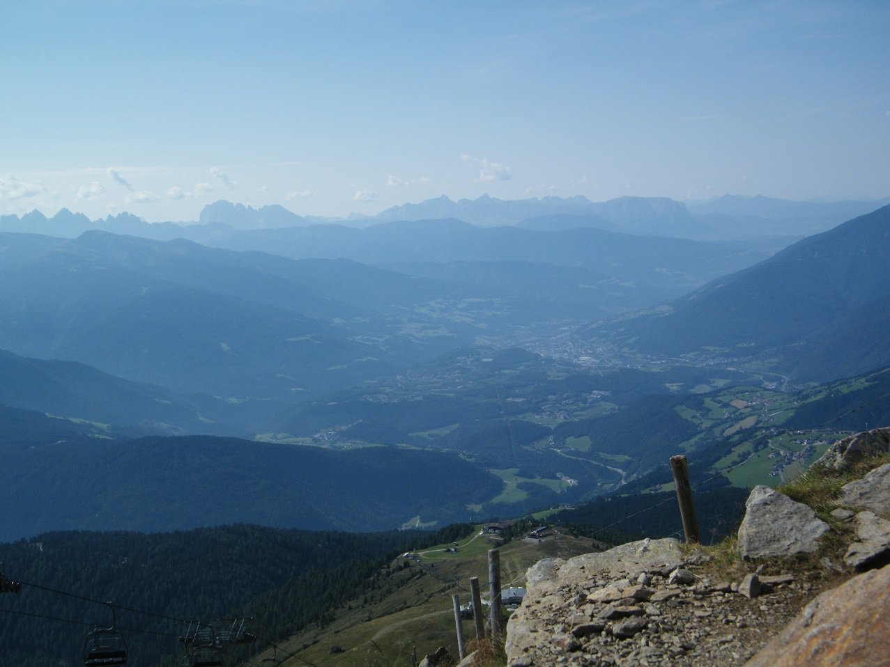 Dalla vetta la piana di Bressanone e le Dolomiti sullo sfondo