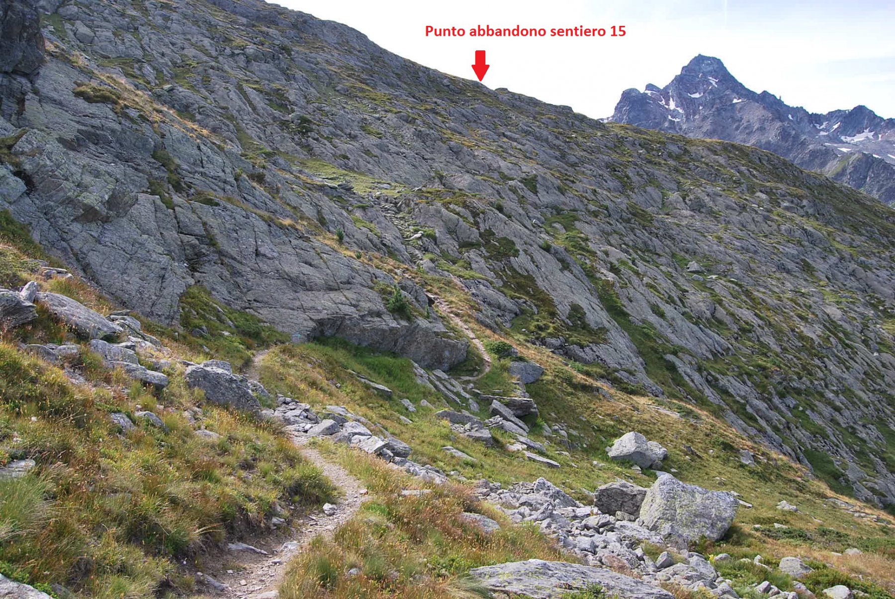 L’arrivo alla fascia delle rocce montonate: attraversata questa si abbandona il sentiero 15