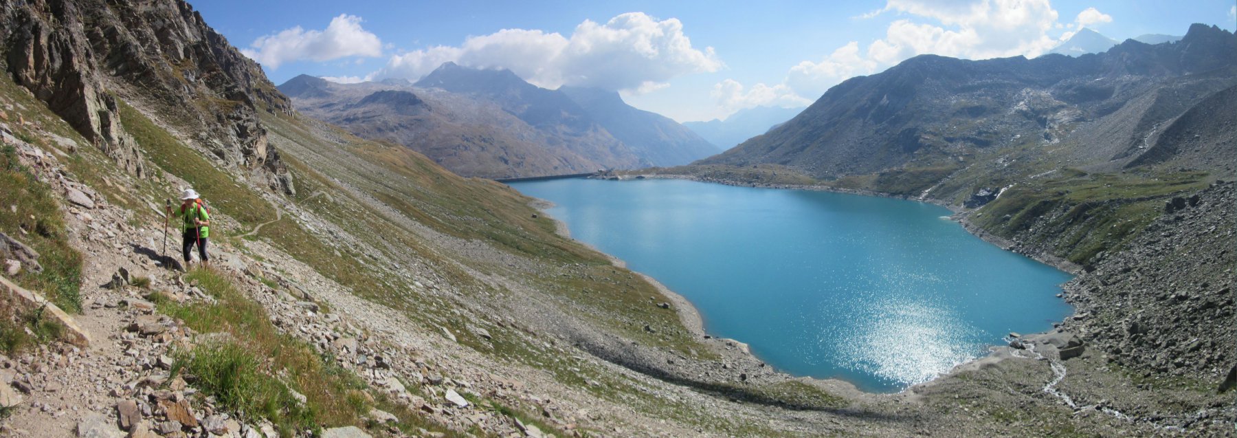 Verso il rifugio con il Lago di Serrù