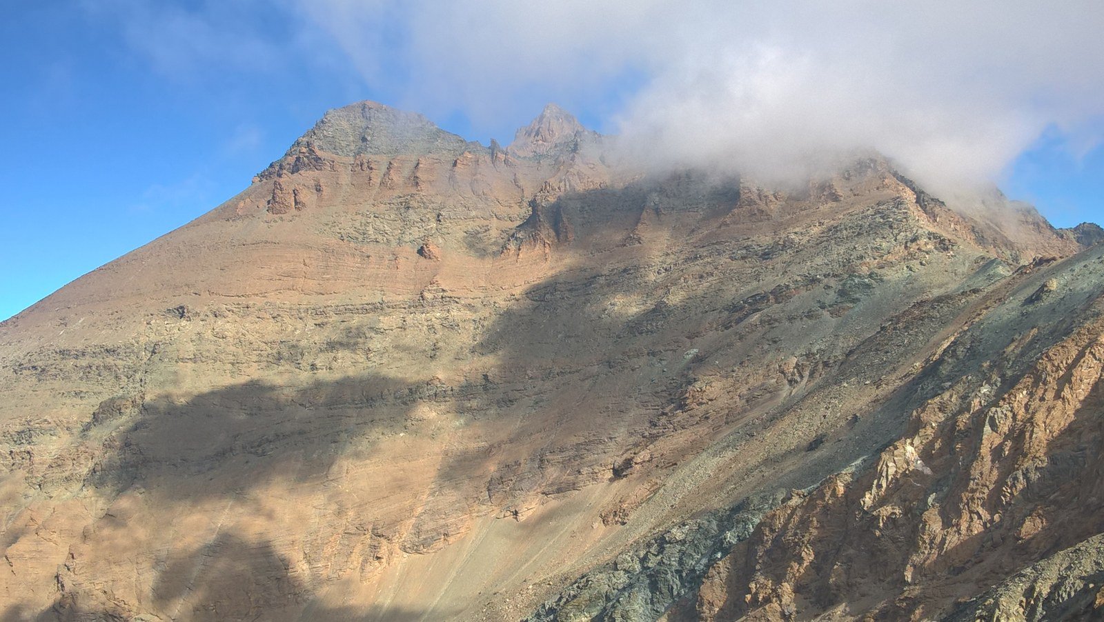 Bianca della Grivola a sinistra e ,appena dietro, la Grivola