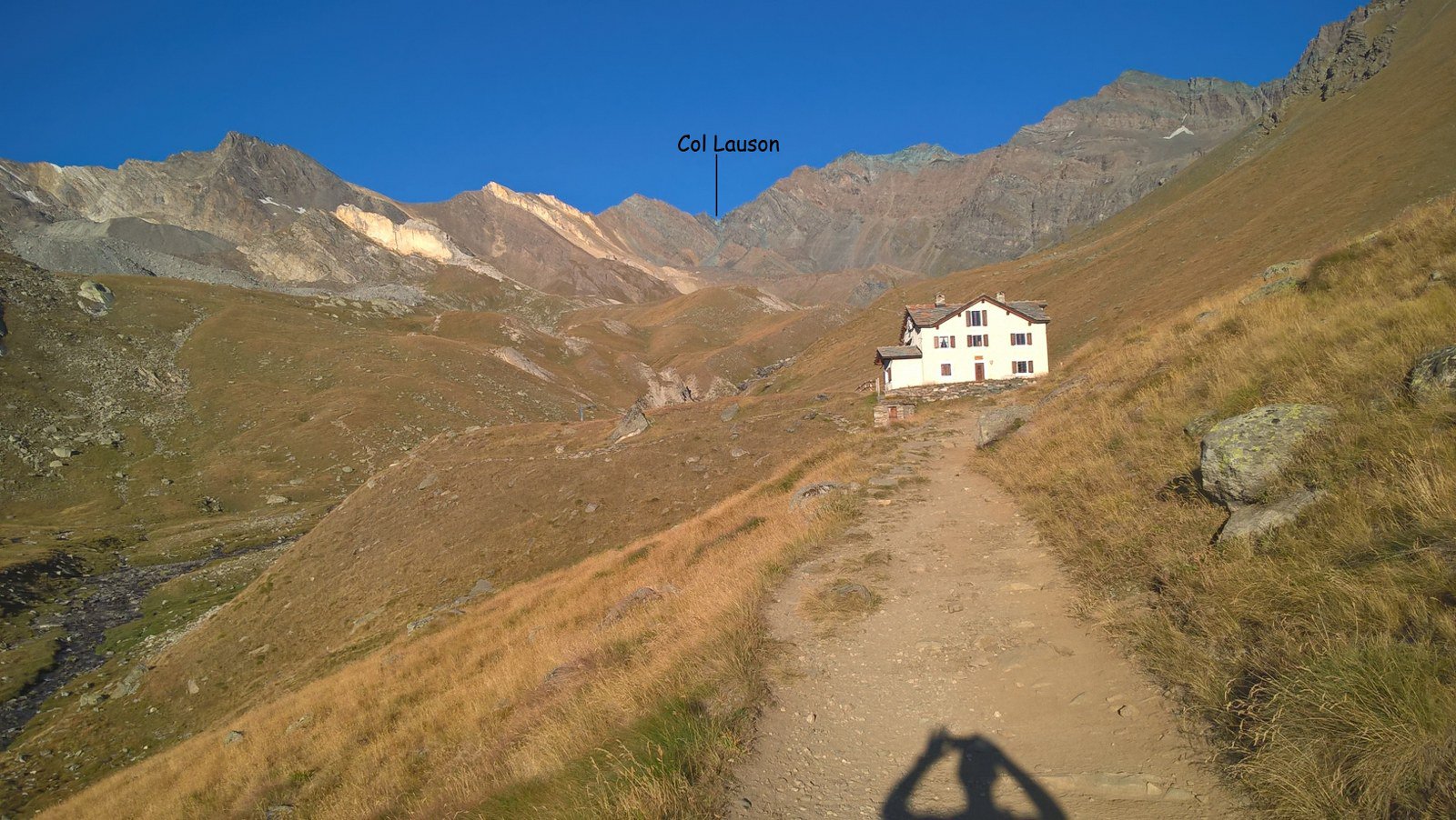Arrivo alla casa del guardiaparco con il colle ben visibile al fondo