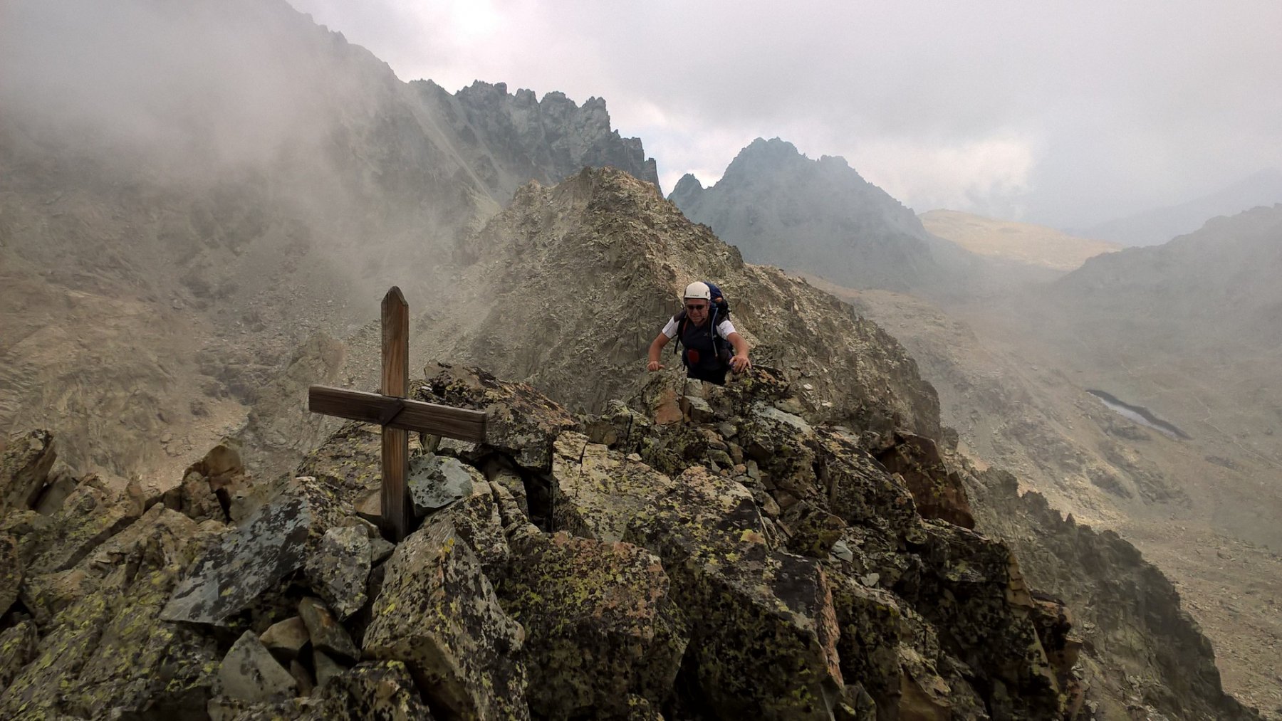 la vetta e la cresta sullo sfondo