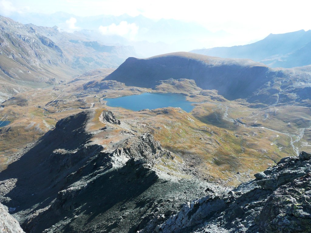 Conca del Lago Miserin e dorsale est del Costazza da sperimentare. In alto la lunga dorsale erbosa del Rascias percorsa al ritorno.