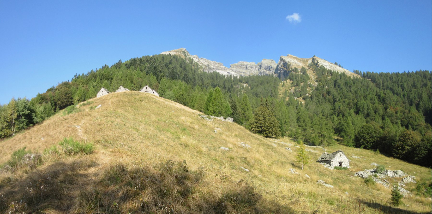 Baite A. Anfirn con dietro il Pizzo La Scheggia
