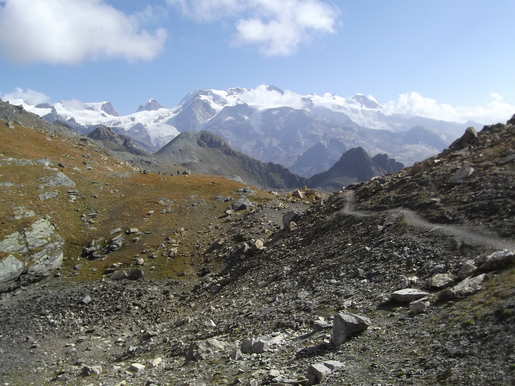 Col di Nana con il Rosa ancora senza nubi.