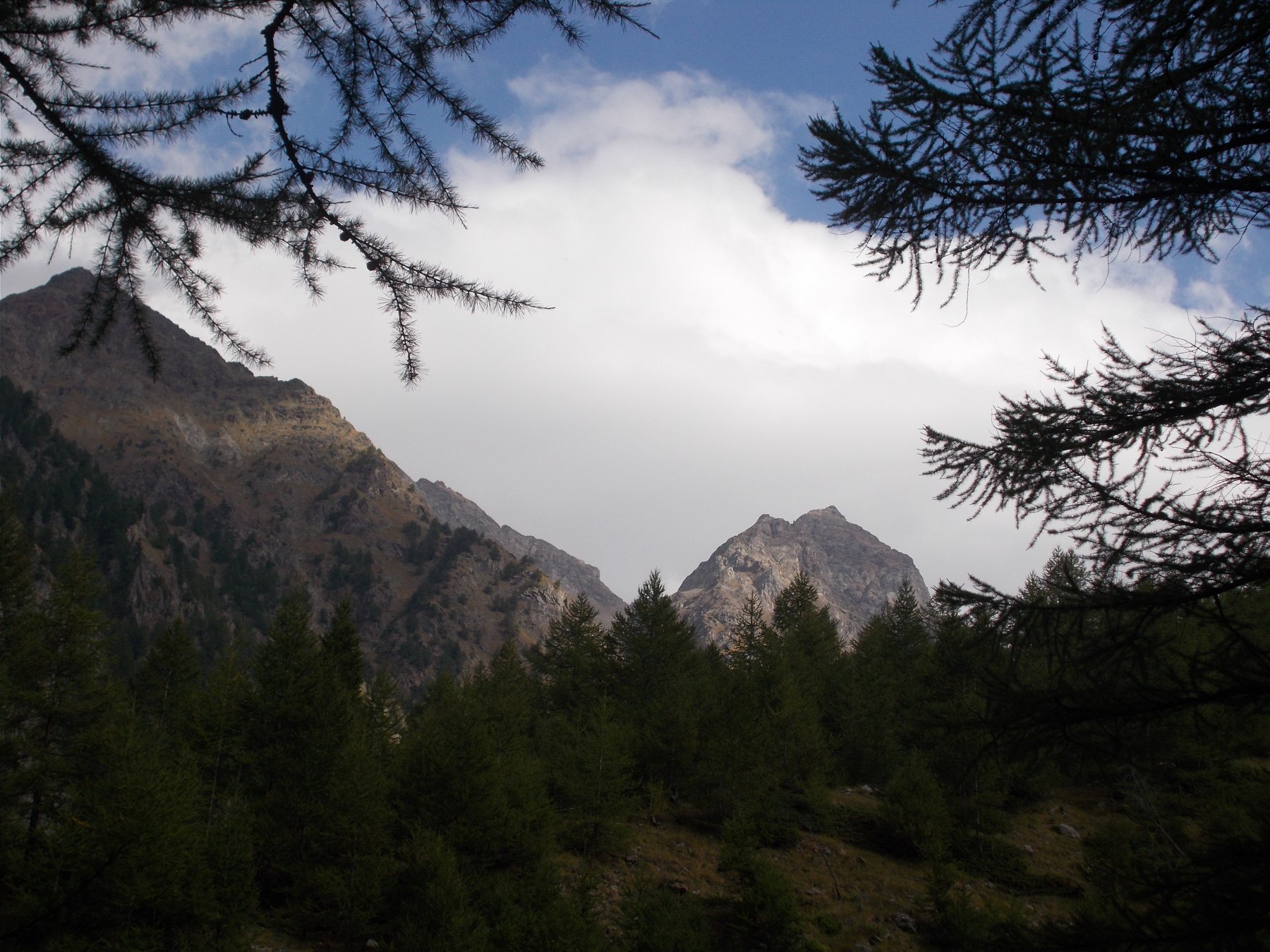 La Becca dell'Aquelou..e a sx l'Etresenda dalla Comba di Vessona..