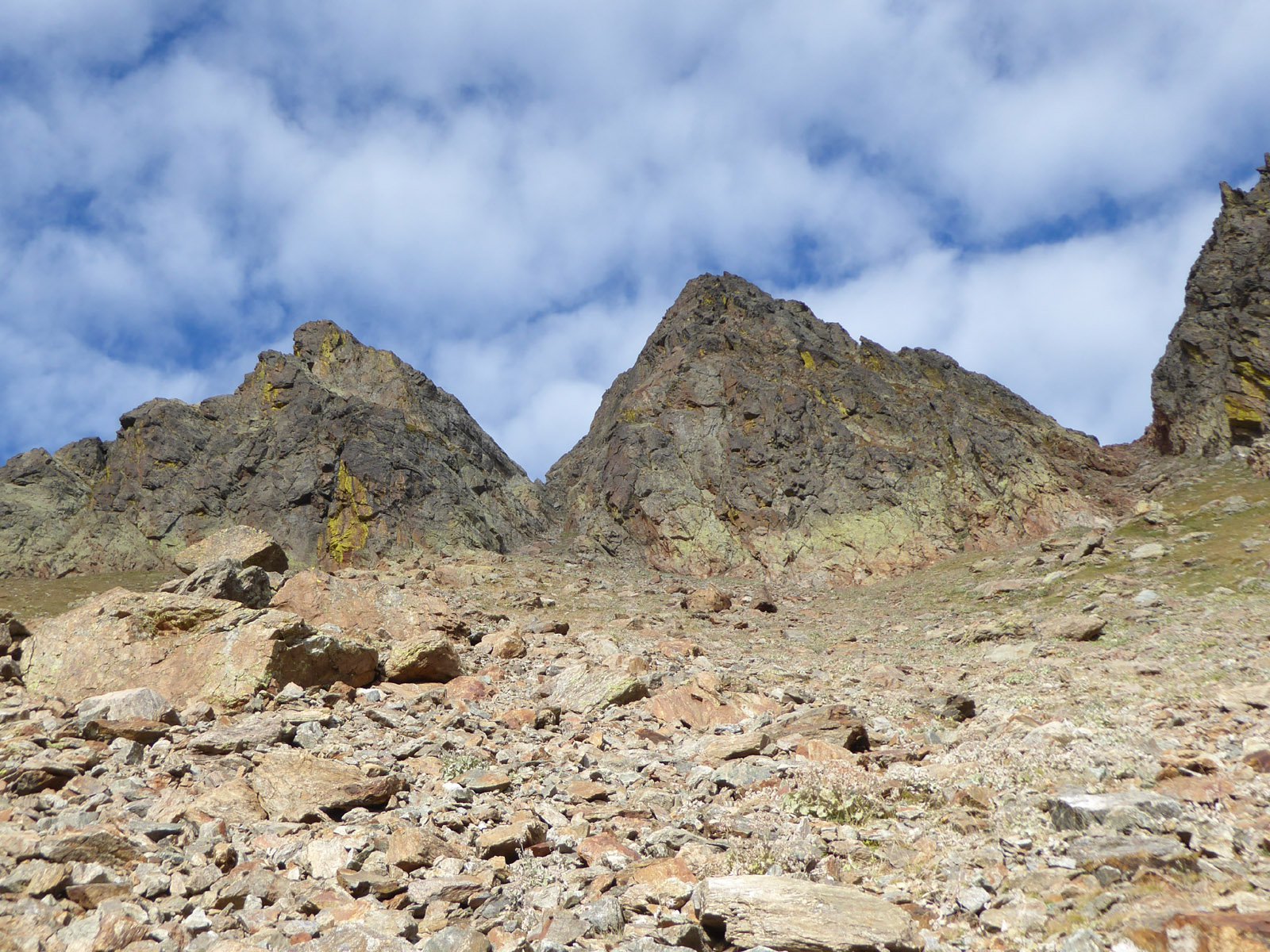 da sx a dx: Bec Dal Vir, canale di discesa, Cima Burnat, canale di salita