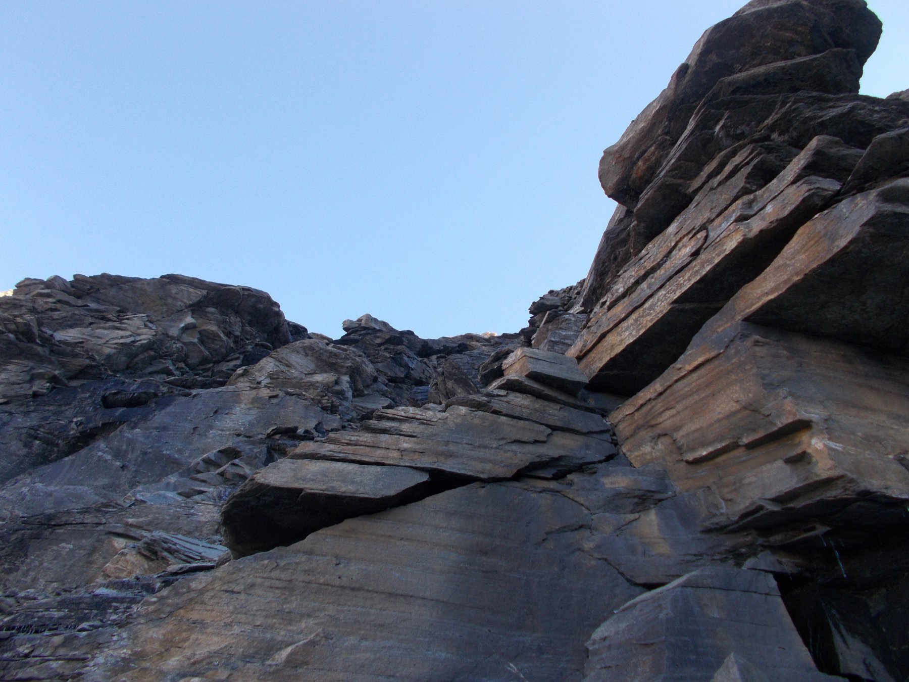 La bastionata rocciosa che da accesso al colle..