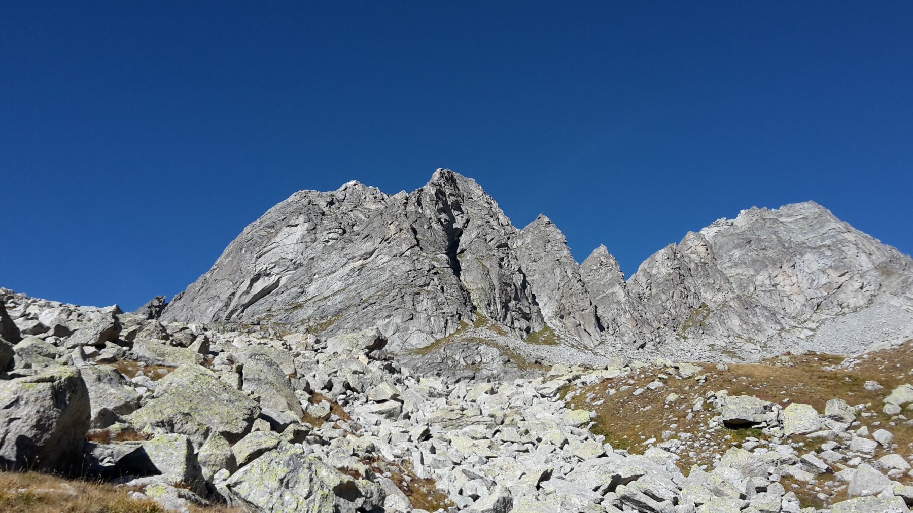 Pizzo Balzetto con al centro lo spigolo SUD