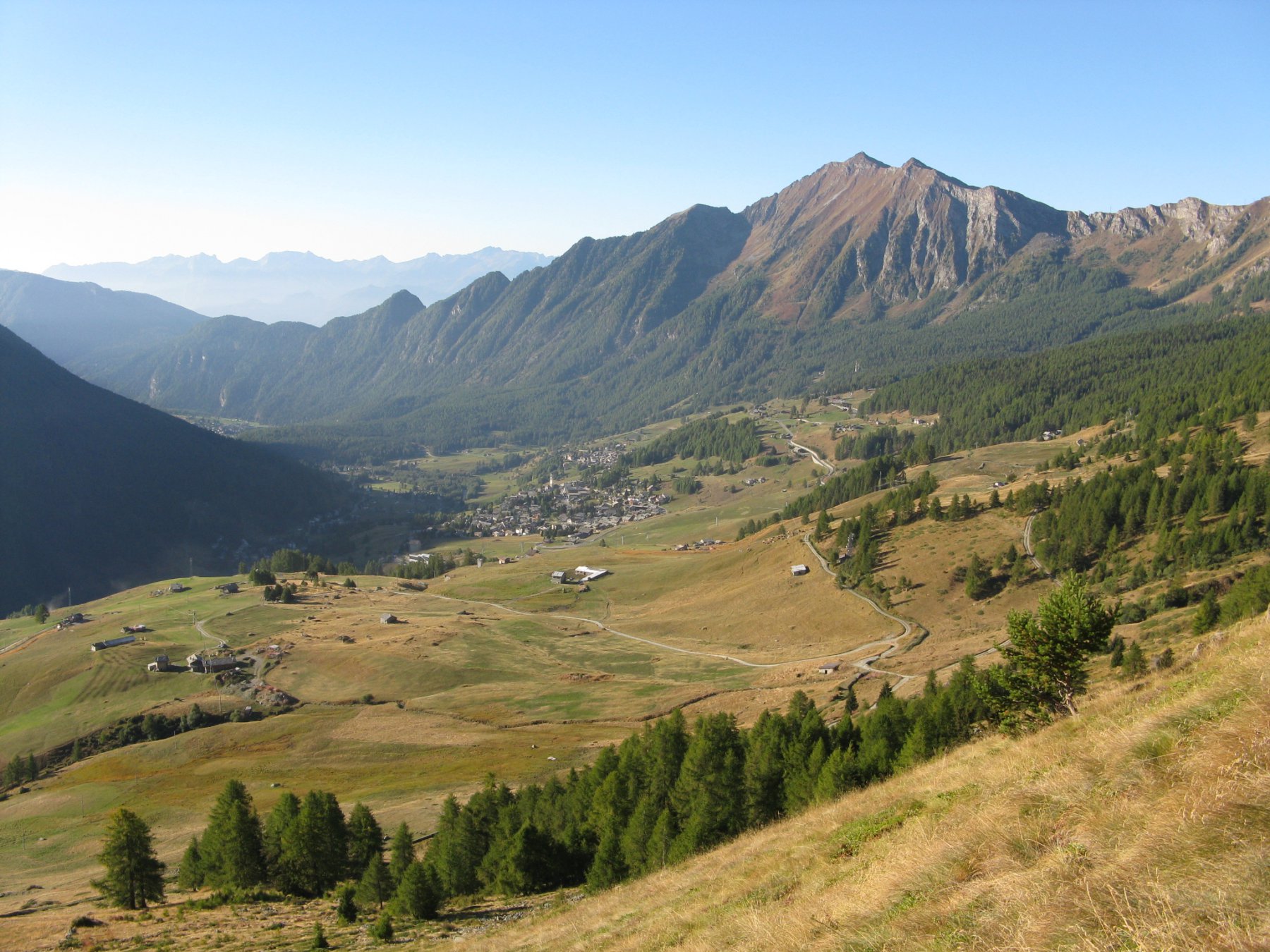 il pianoro di Antagnod con lo Zerbion al centro