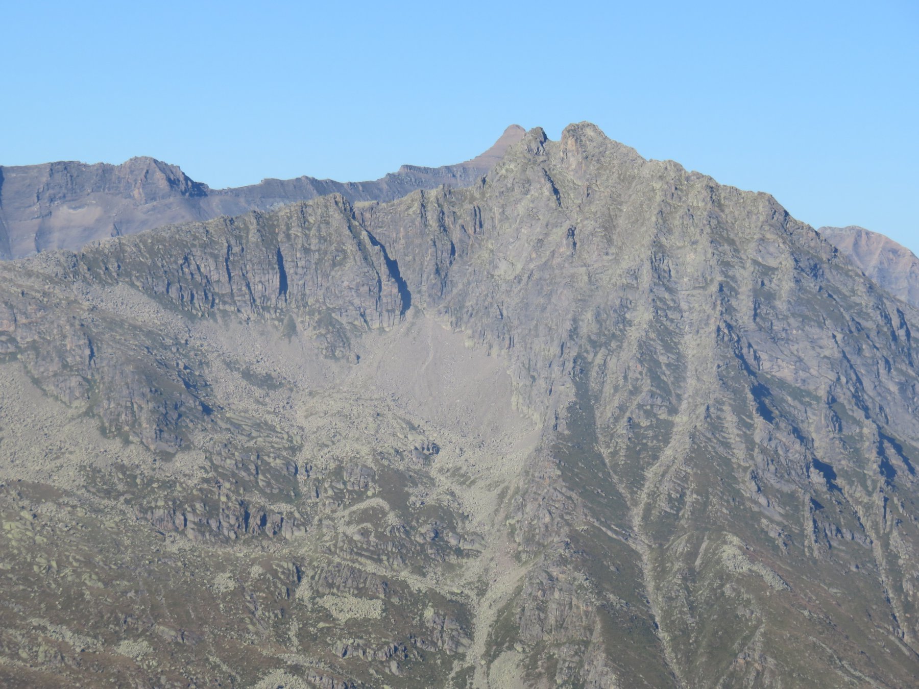 Punta Tressi, parete sud con canale di salita, vista dall'Umbrias