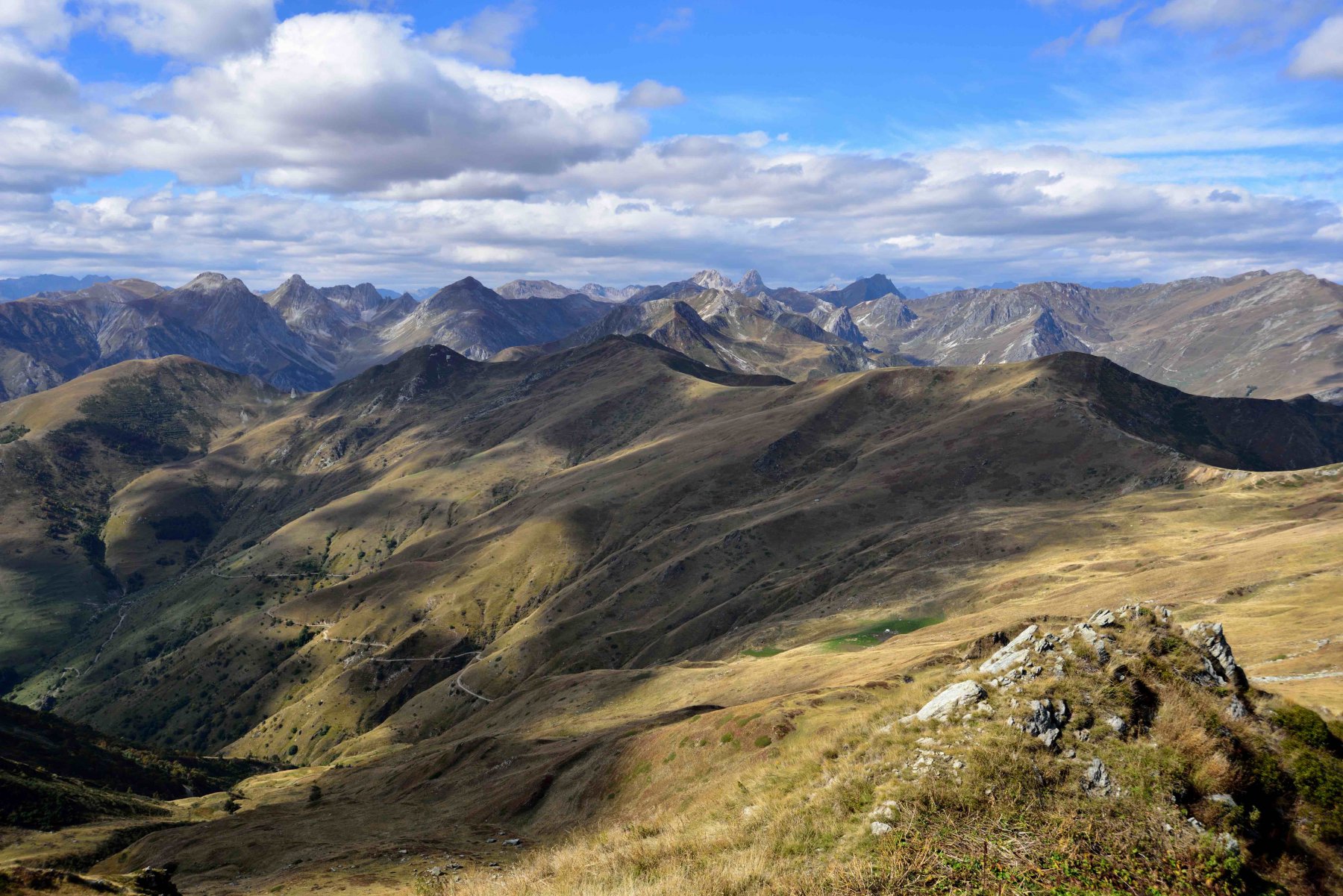 Panorama sui monti della Val Maria dalla vetta del M.Grum