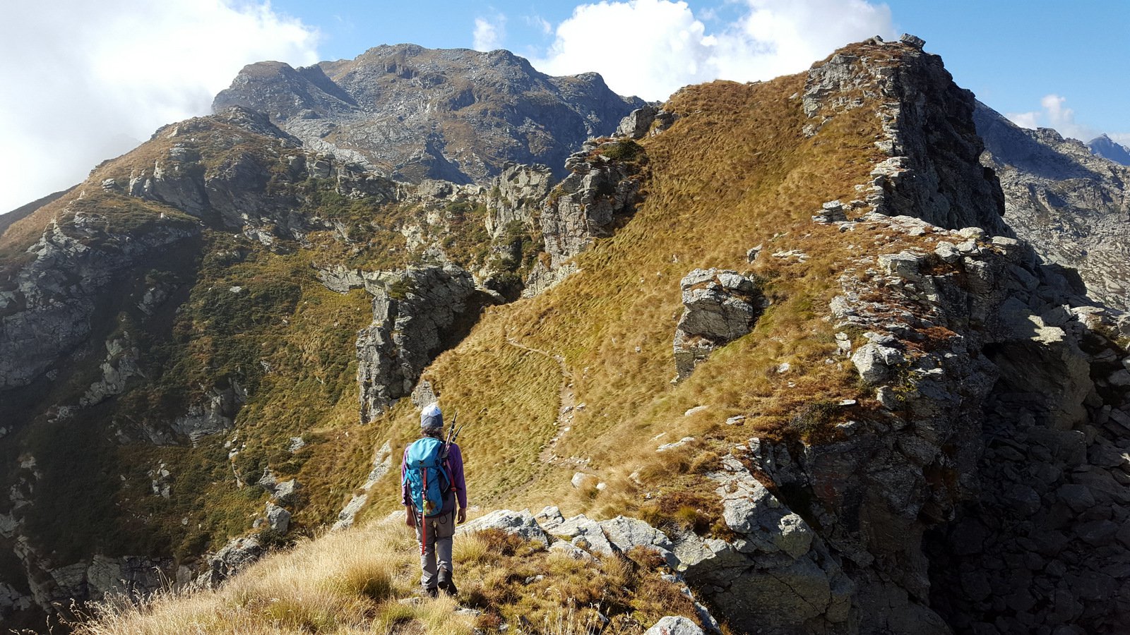 In discesa da Cima Battaglia, in fondo Cima Bonze.