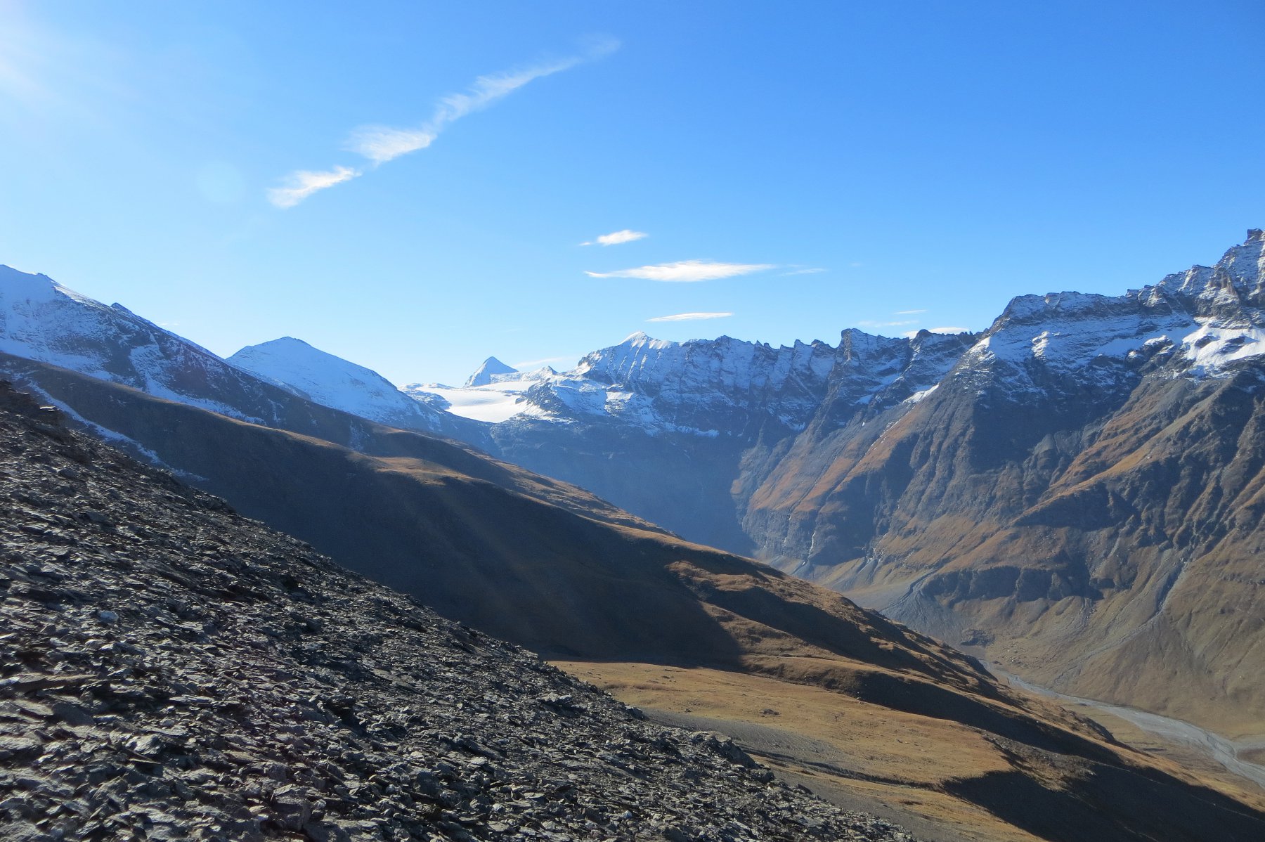 risalendo la cresta O. La testata del Vallon du Ribon con il versante N del Rocciamelone e il ghiacciaio omonimo