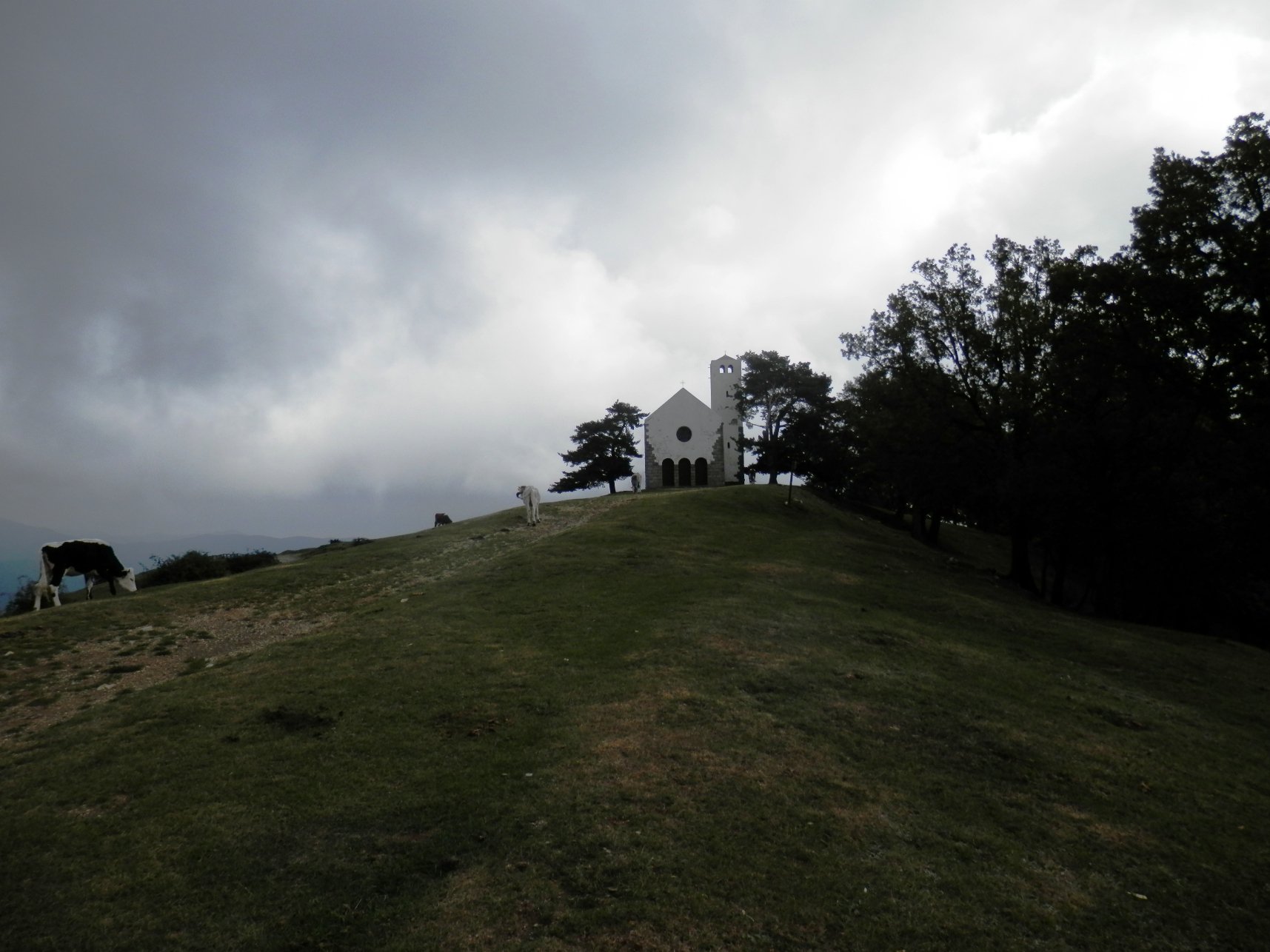 chiesetta sotto il monte bignone