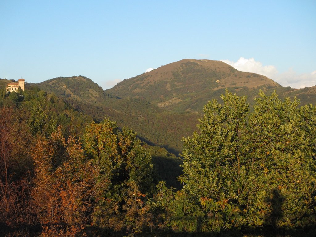 Alpesisa vista dalla strada che sale a Creto al tramonto