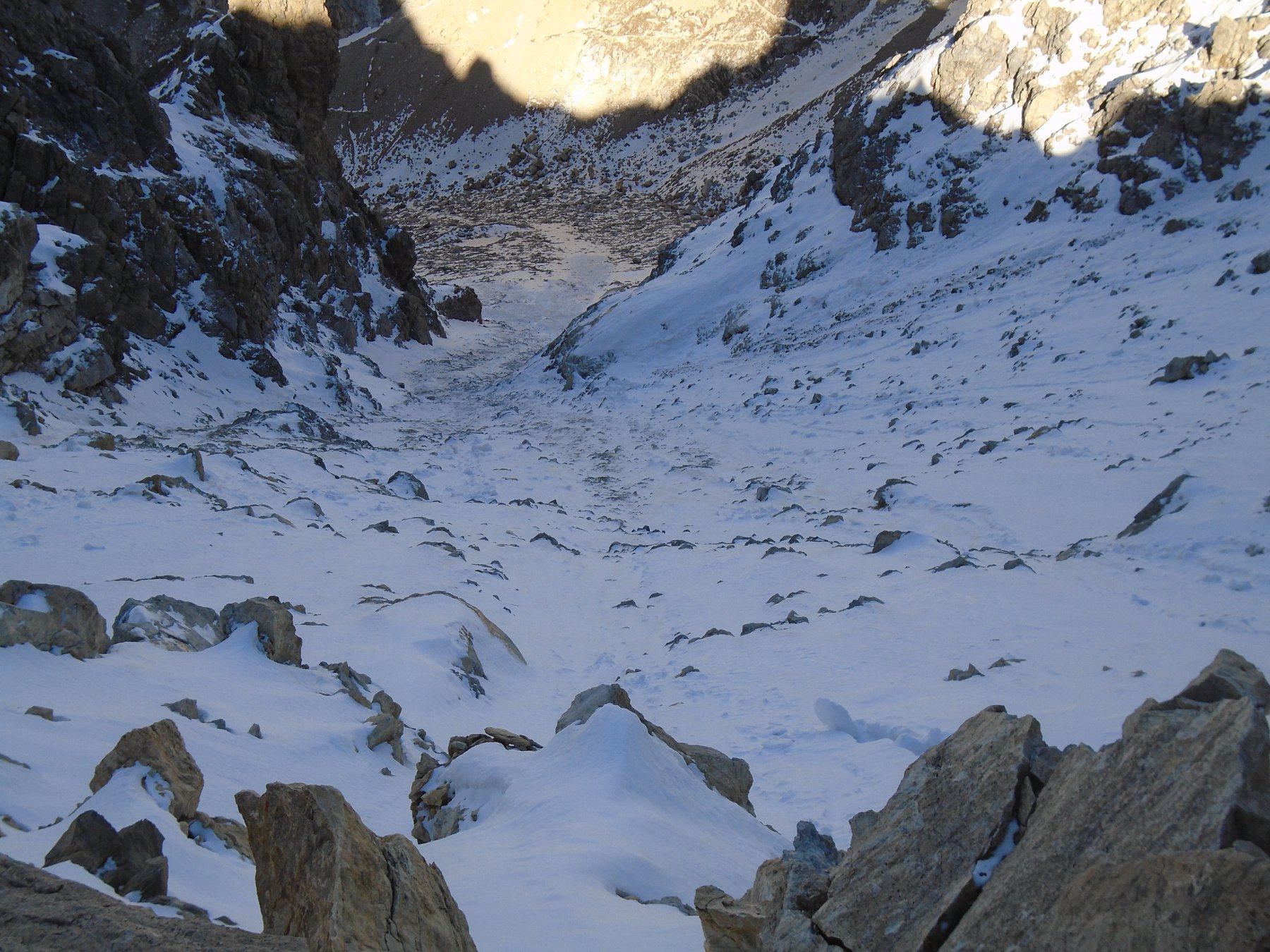 Il canale si apre a pendio ripido nella parte finale 