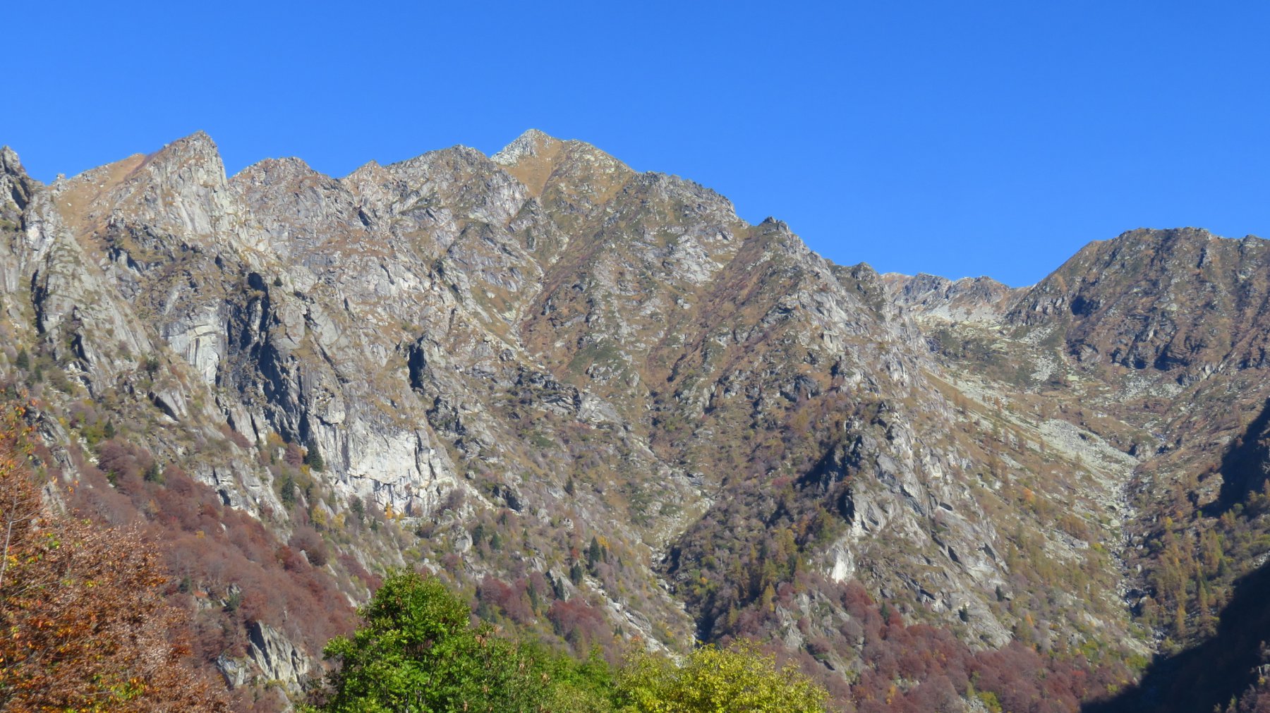 Al centro, l'Uja at Tiéi, vista da Tiglietto