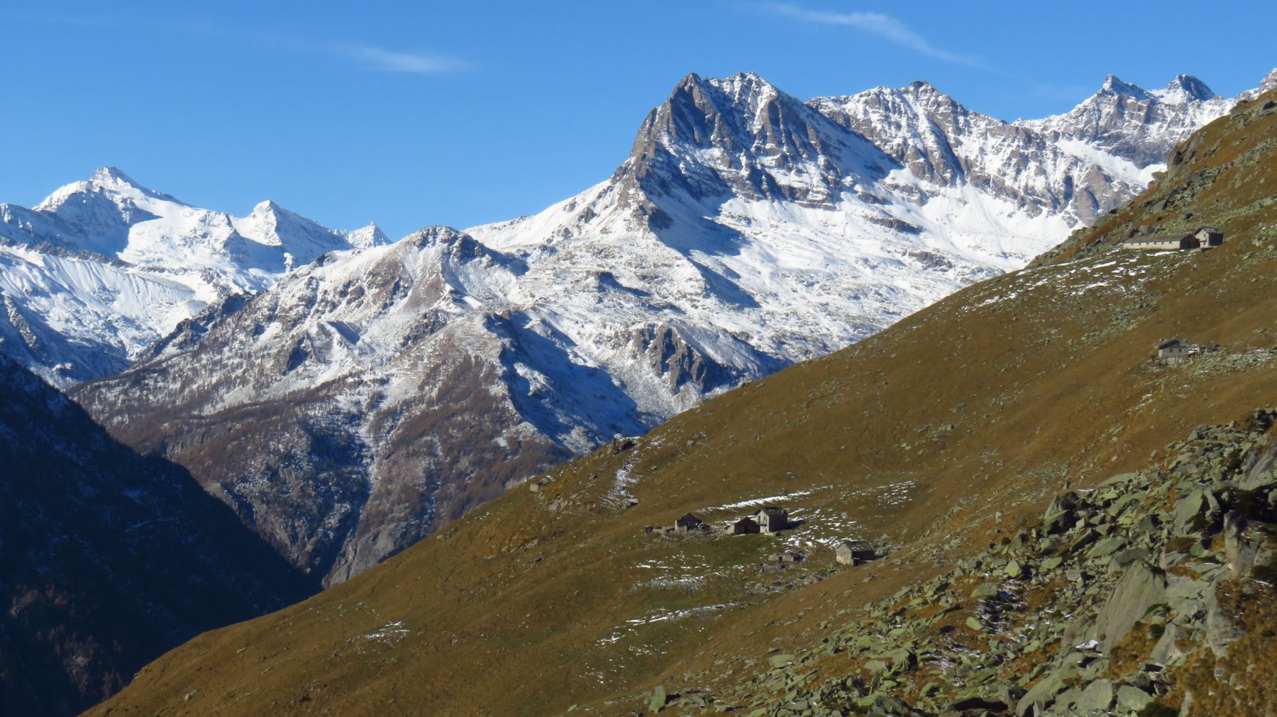 Dalla quota 1960, zoom su Alpe Giuva e Courmaon