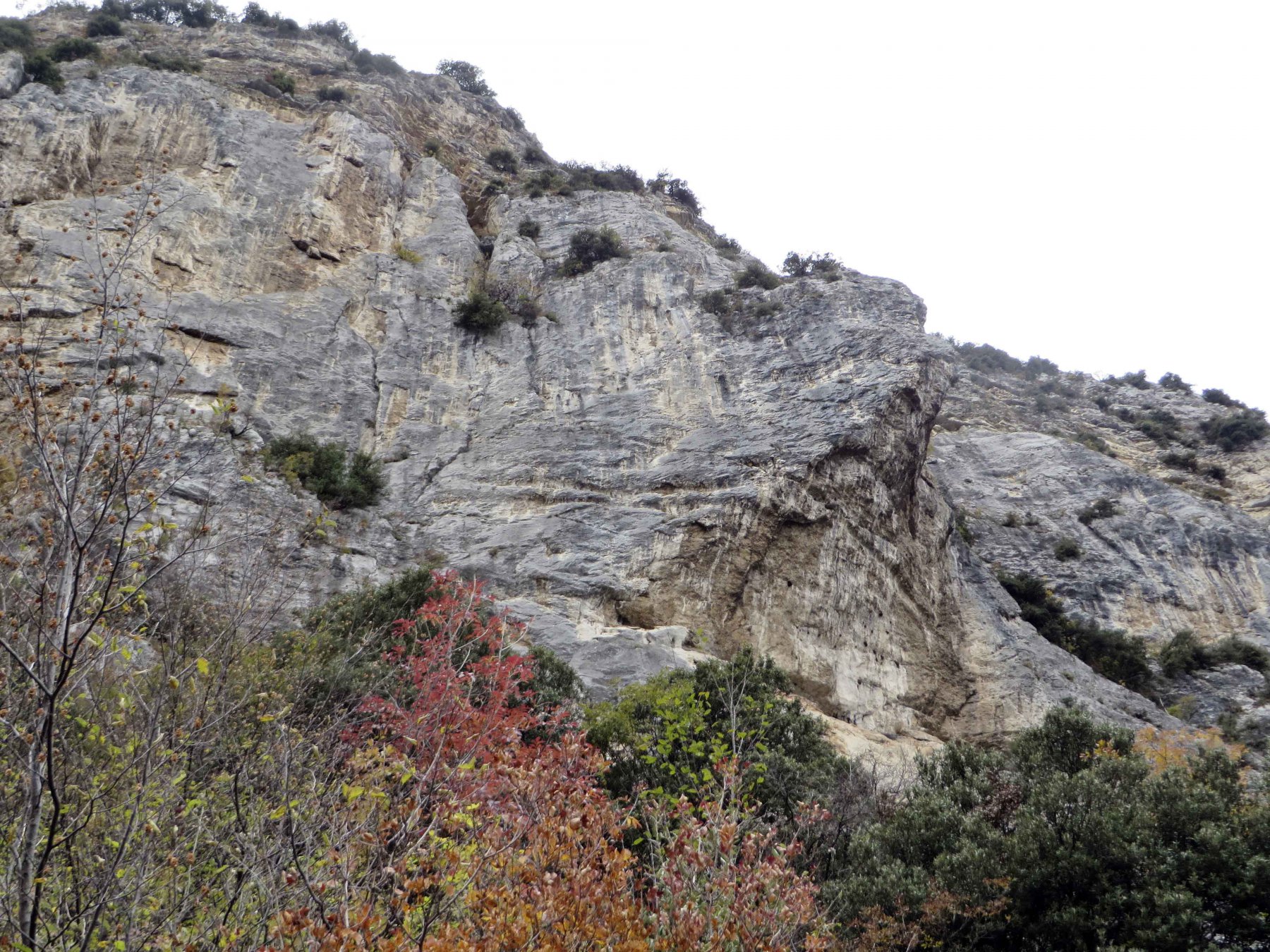la via passa nel centro del grande strapiombo triangolare