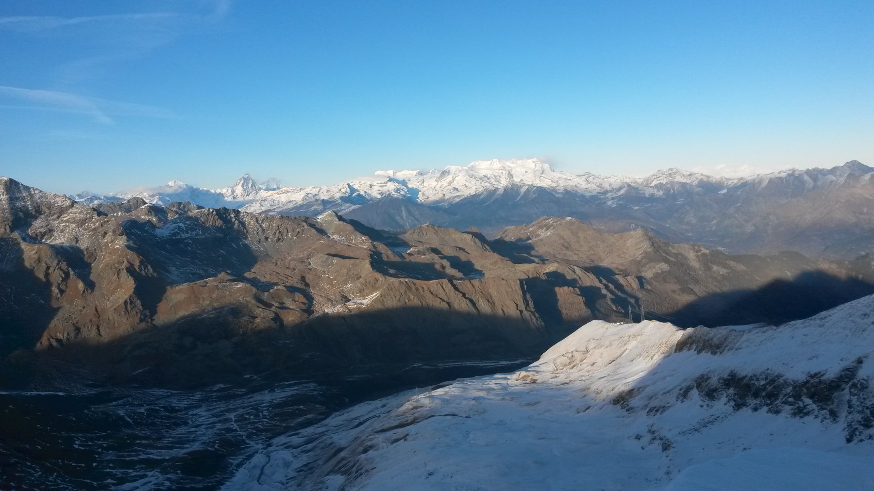 dalla cima si vede quasi tutto il percorso di salita dal parcheggio (sullo sfondo Cervino e Monte Rosa)