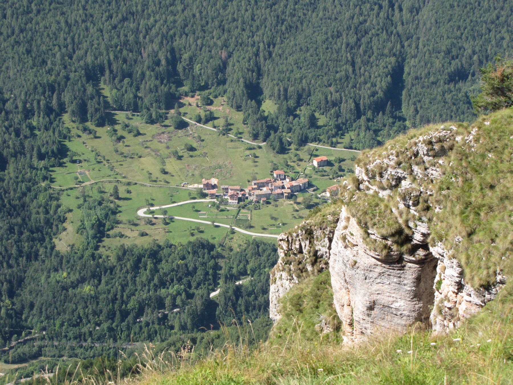 Veduta panoramica sull'Alta Val di Terragnòlo dal Forte Dosso delle Somme (1670 m)