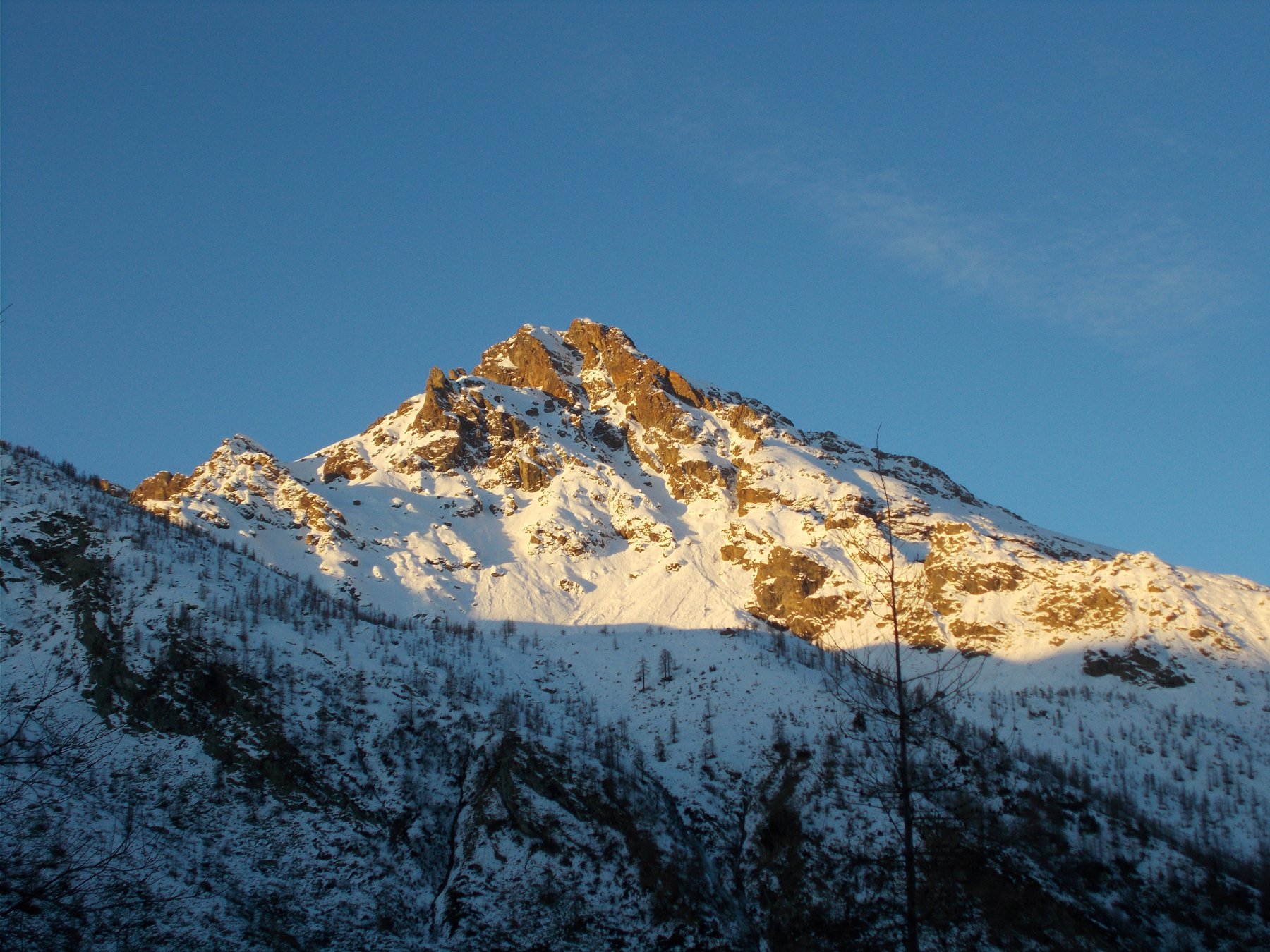 ll Monte Rosso d'Ala..prende i primi raggi di sole..