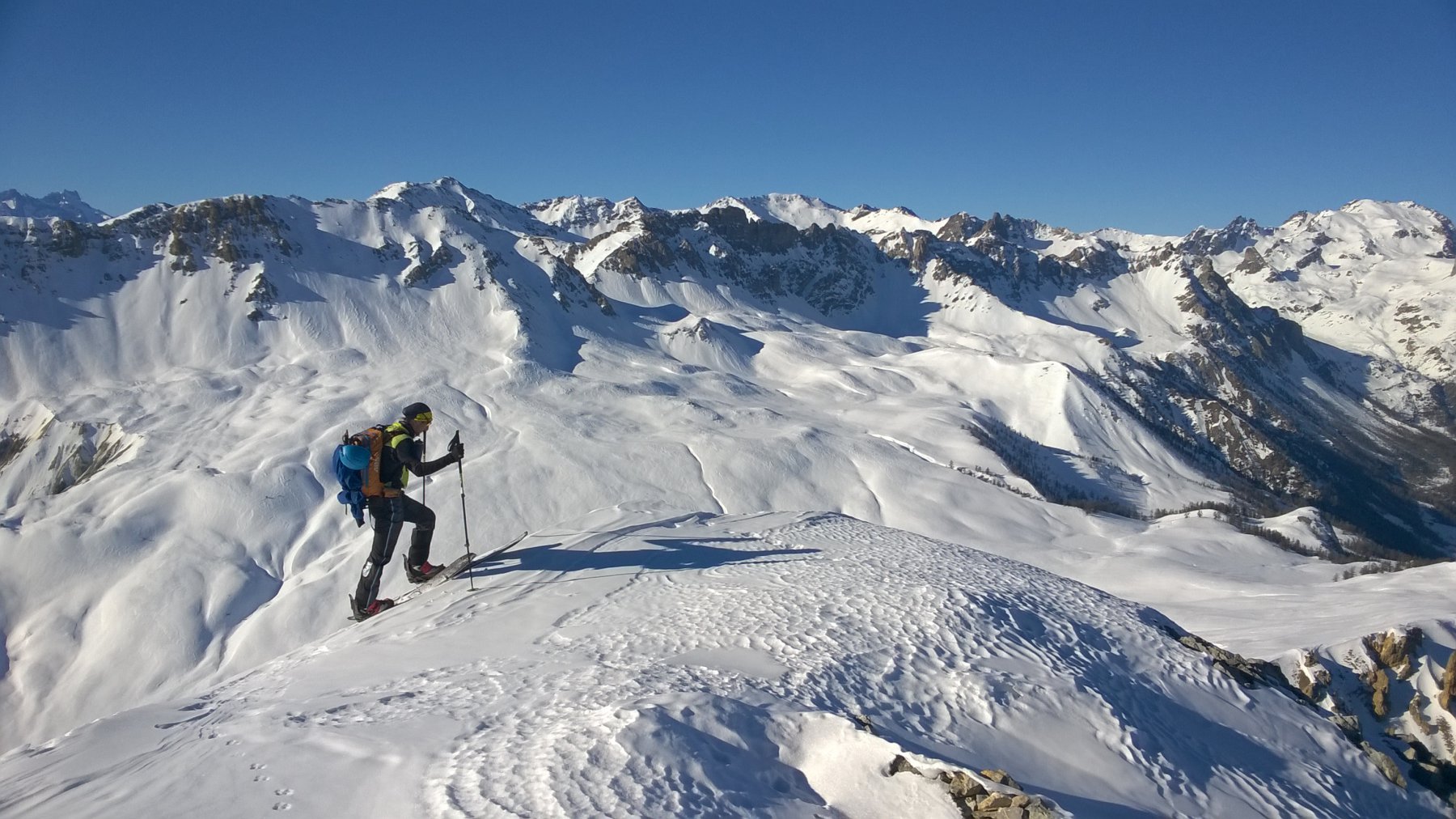 Lo splendido arrivo in vetta, con veduta sui piani di Miglia