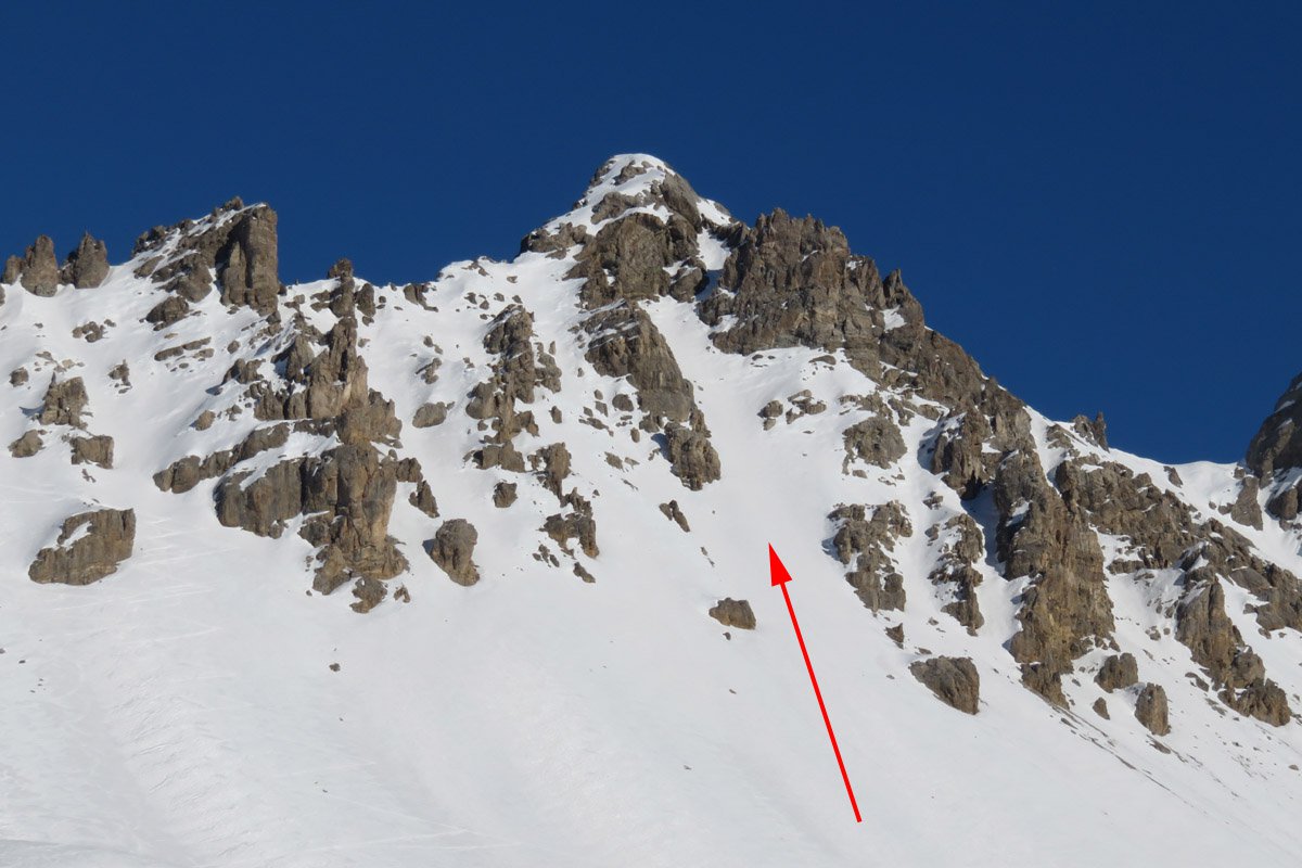 il pendio/canale di salita. A sx i canali alternativi che portano alla cresta NO