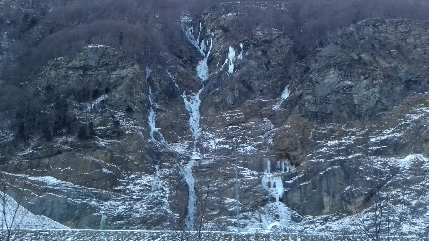 Prima cascata della diga 