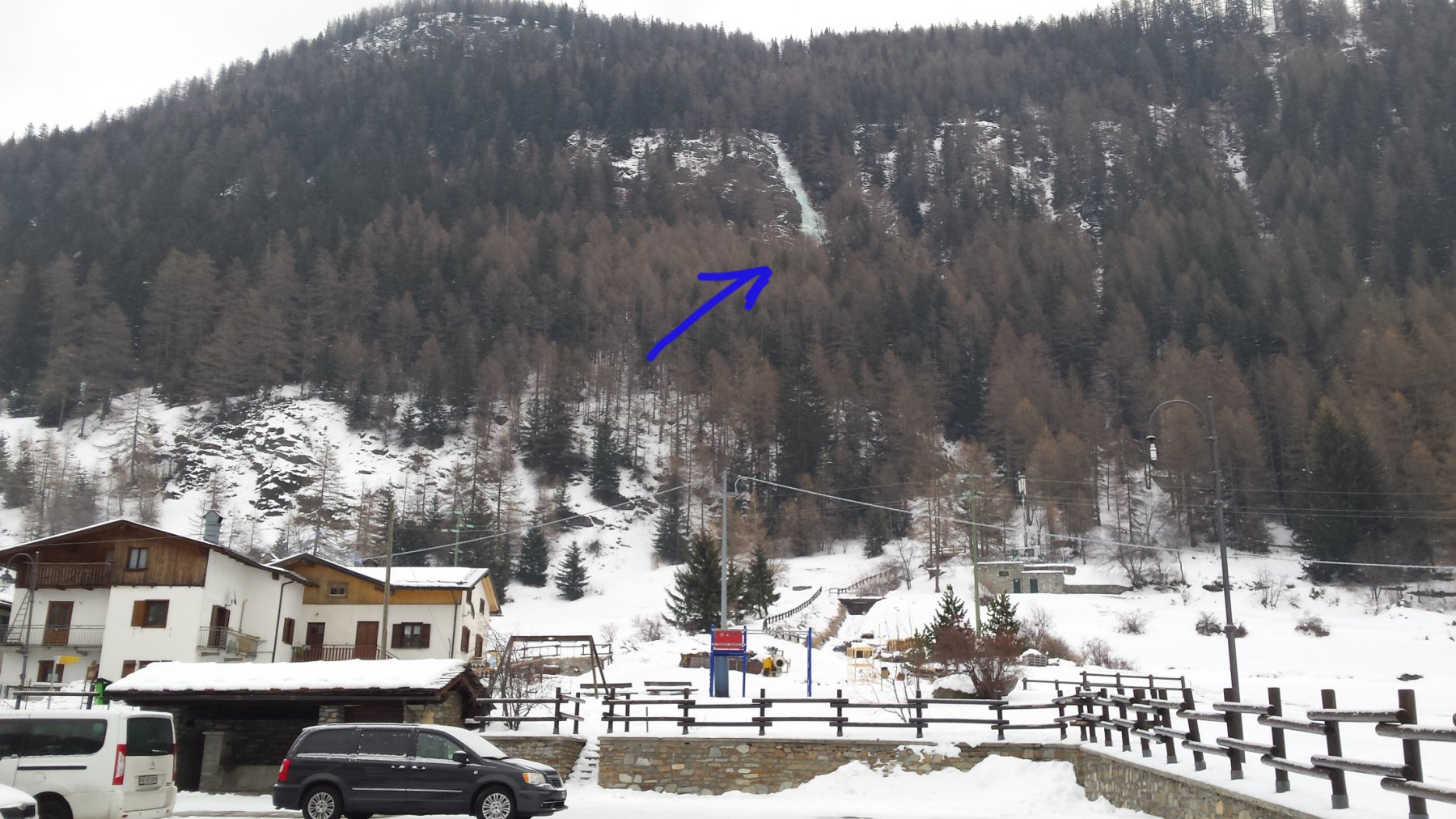 la cascata dal parcheggio 