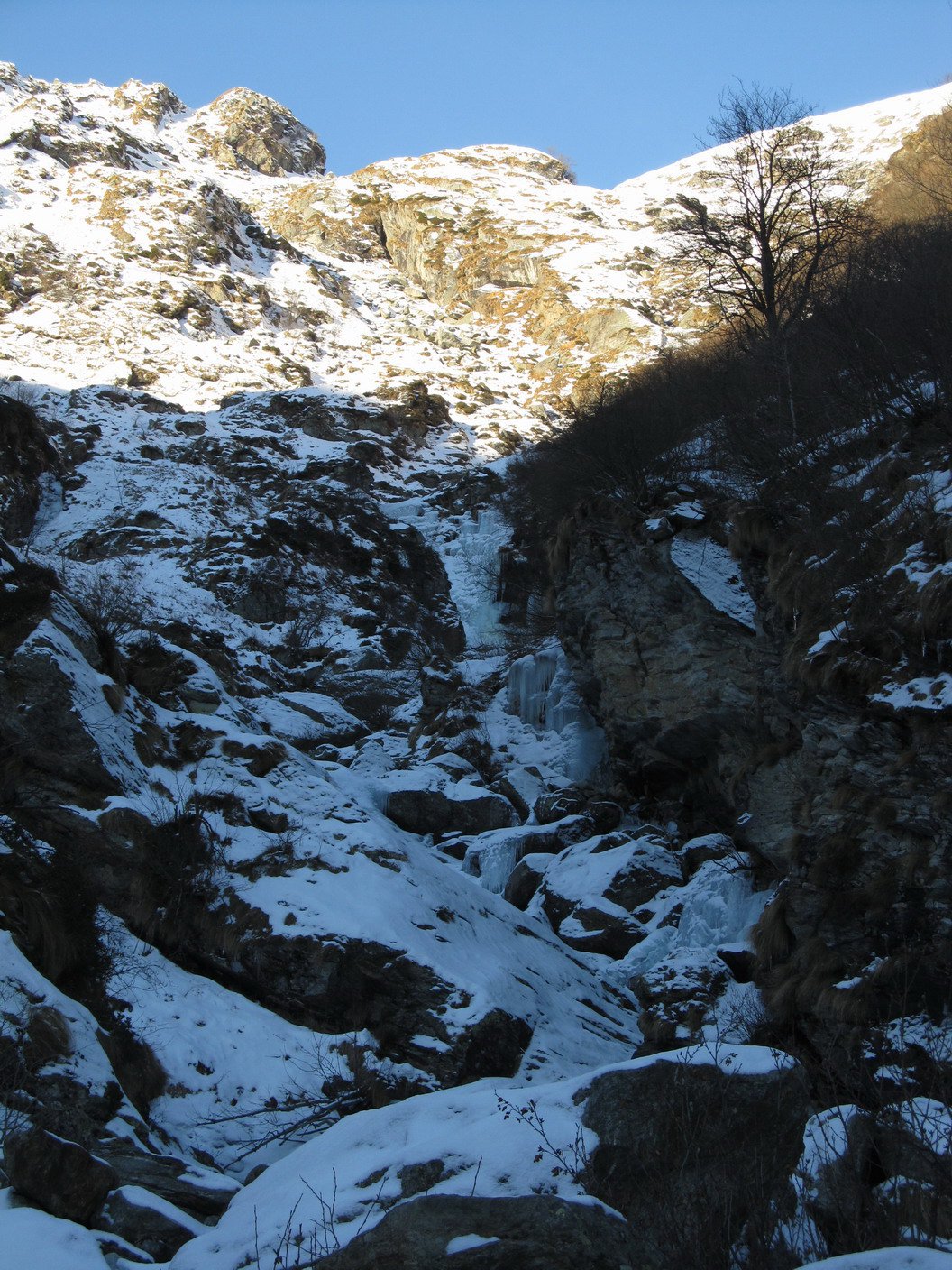 La cascata dal sentiero