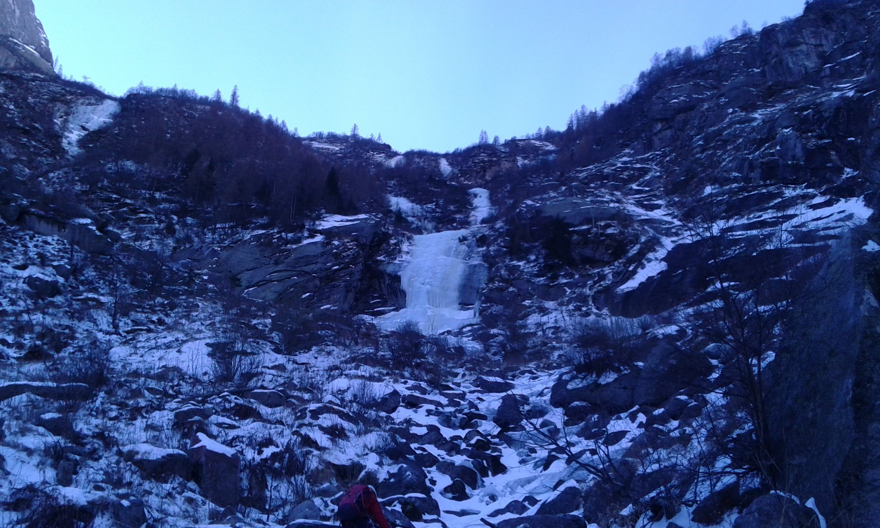 La cascata dal sentiero.